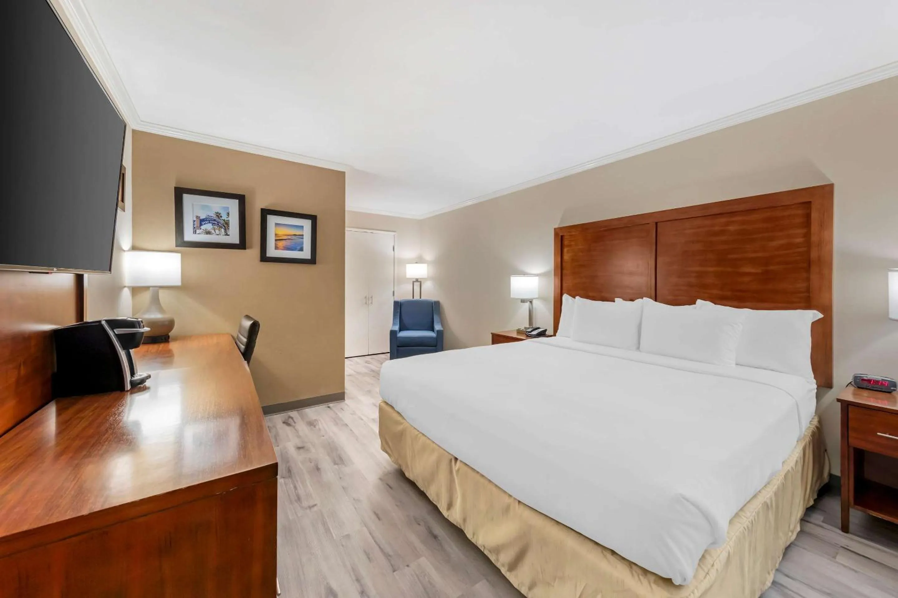 Bedroom, Bed in Comfort Inn Santa Monica - West Los Angeles