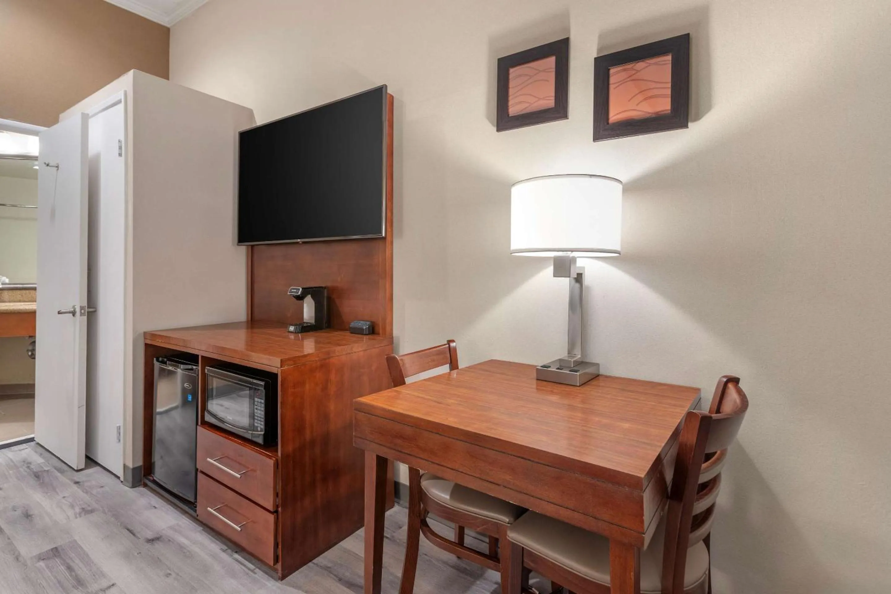 Bedroom in Comfort Inn Santa Monica - West Los Angeles