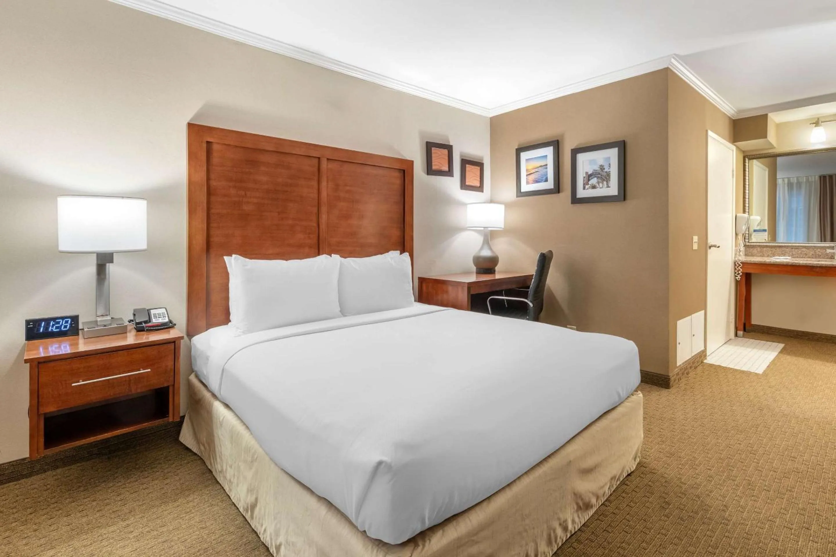 Bedroom, Bed in Comfort Inn Santa Monica - West Los Angeles