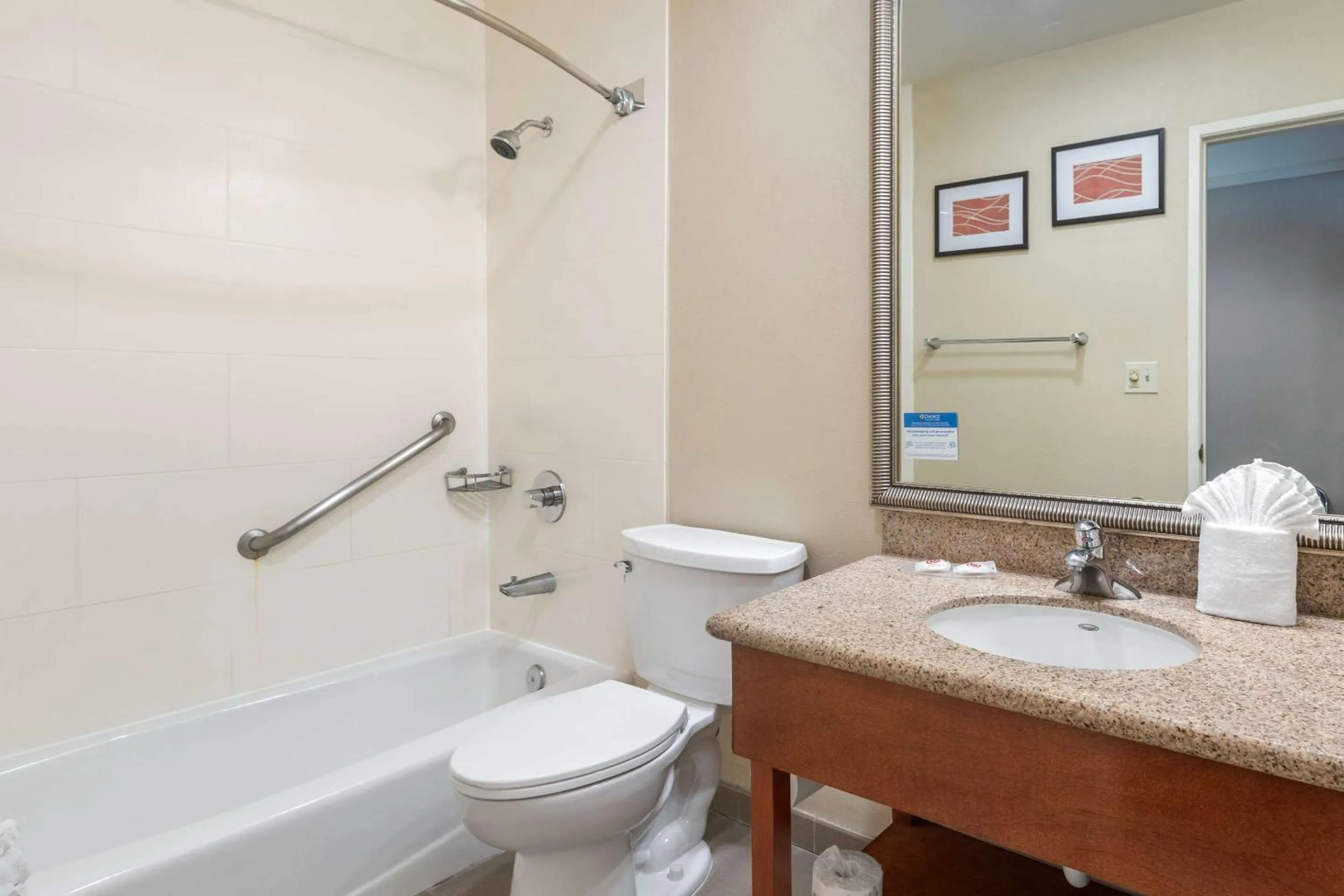 Bedroom in Comfort Inn Santa Monica - West Los Angeles