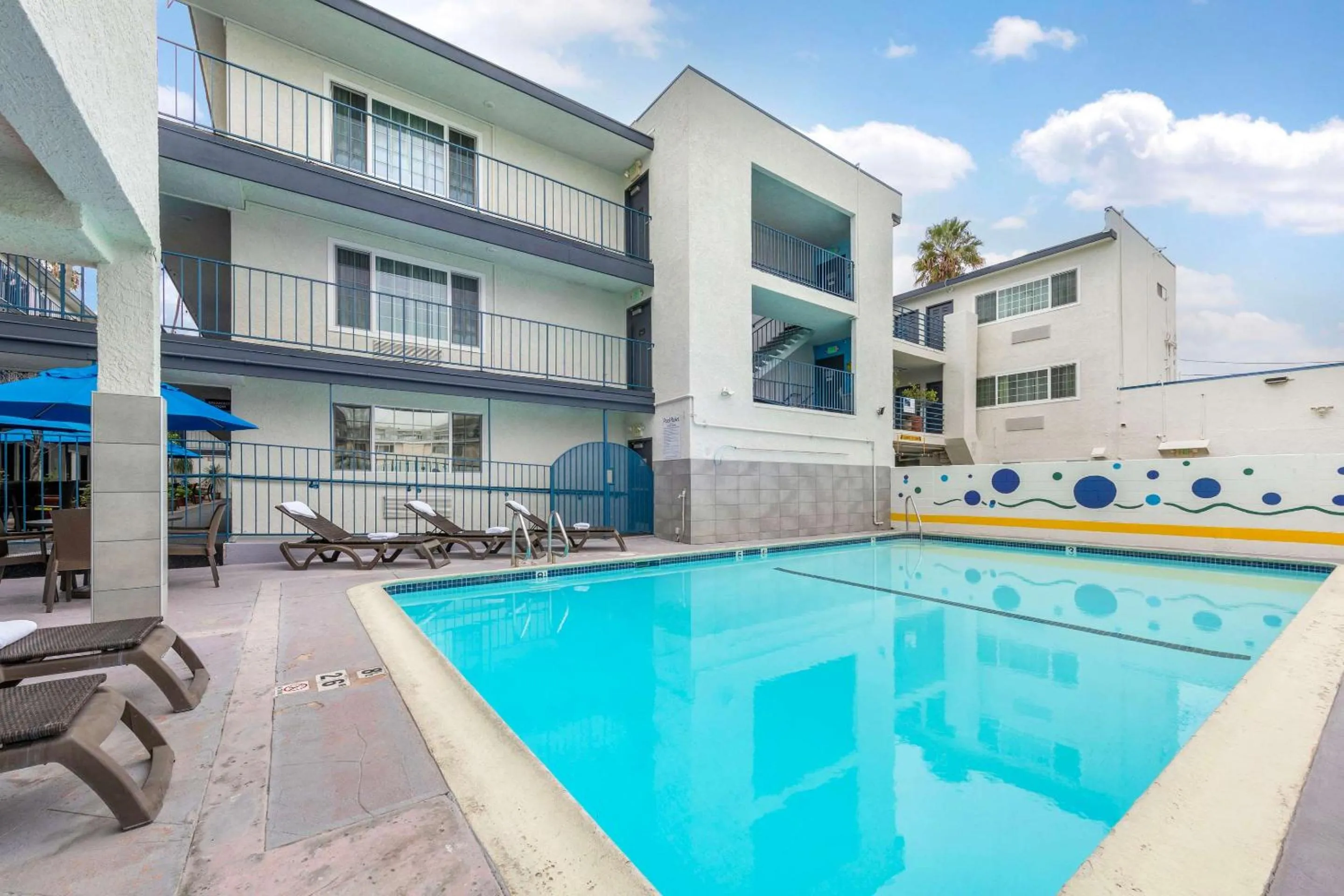 Swimming pool in Comfort Inn Santa Monica - West Los Angeles