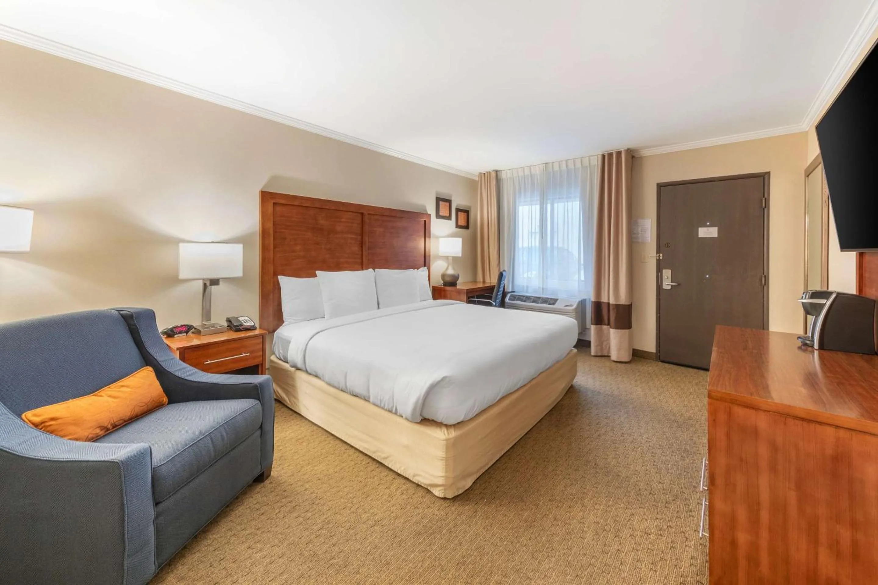 Bedroom, Bed in Comfort Inn Santa Monica - West Los Angeles