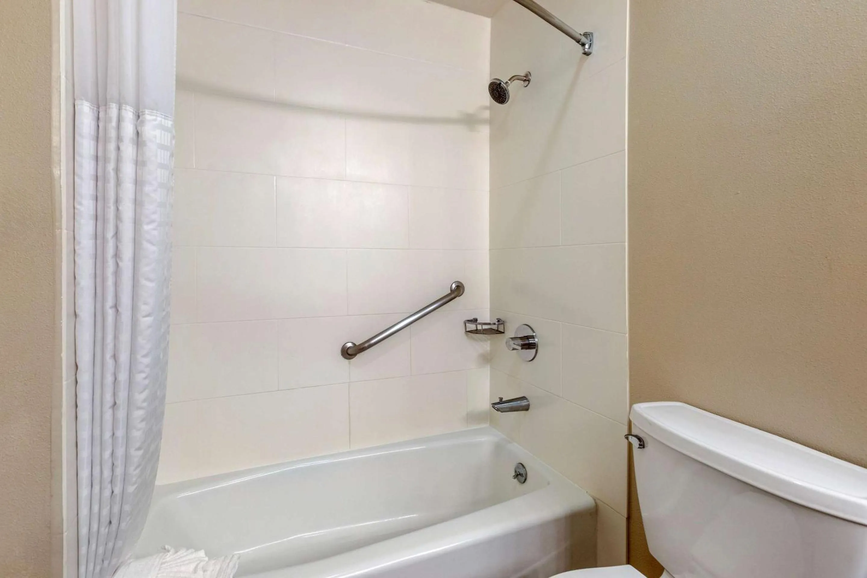 Bedroom in Comfort Inn Santa Monica - West Los Angeles