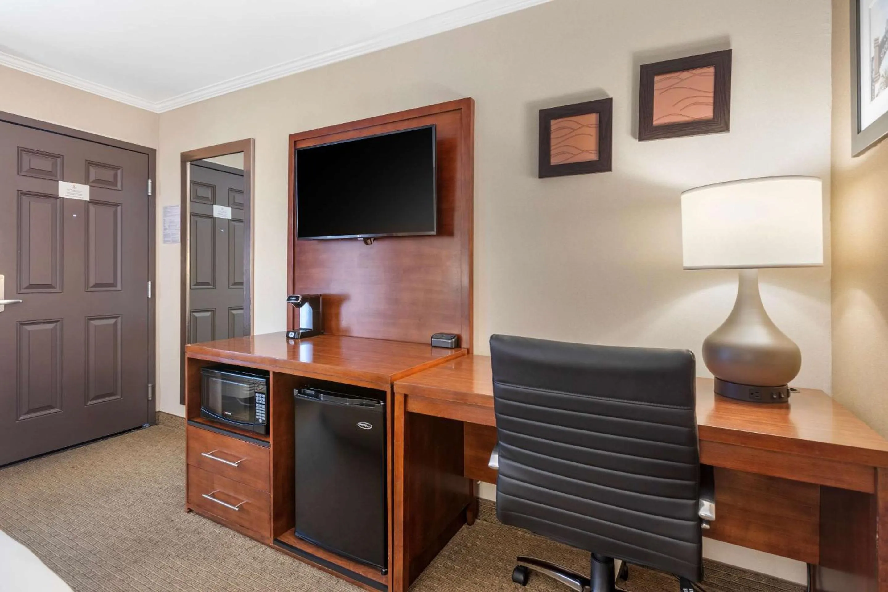 Bedroom in Comfort Inn Santa Monica - West Los Angeles