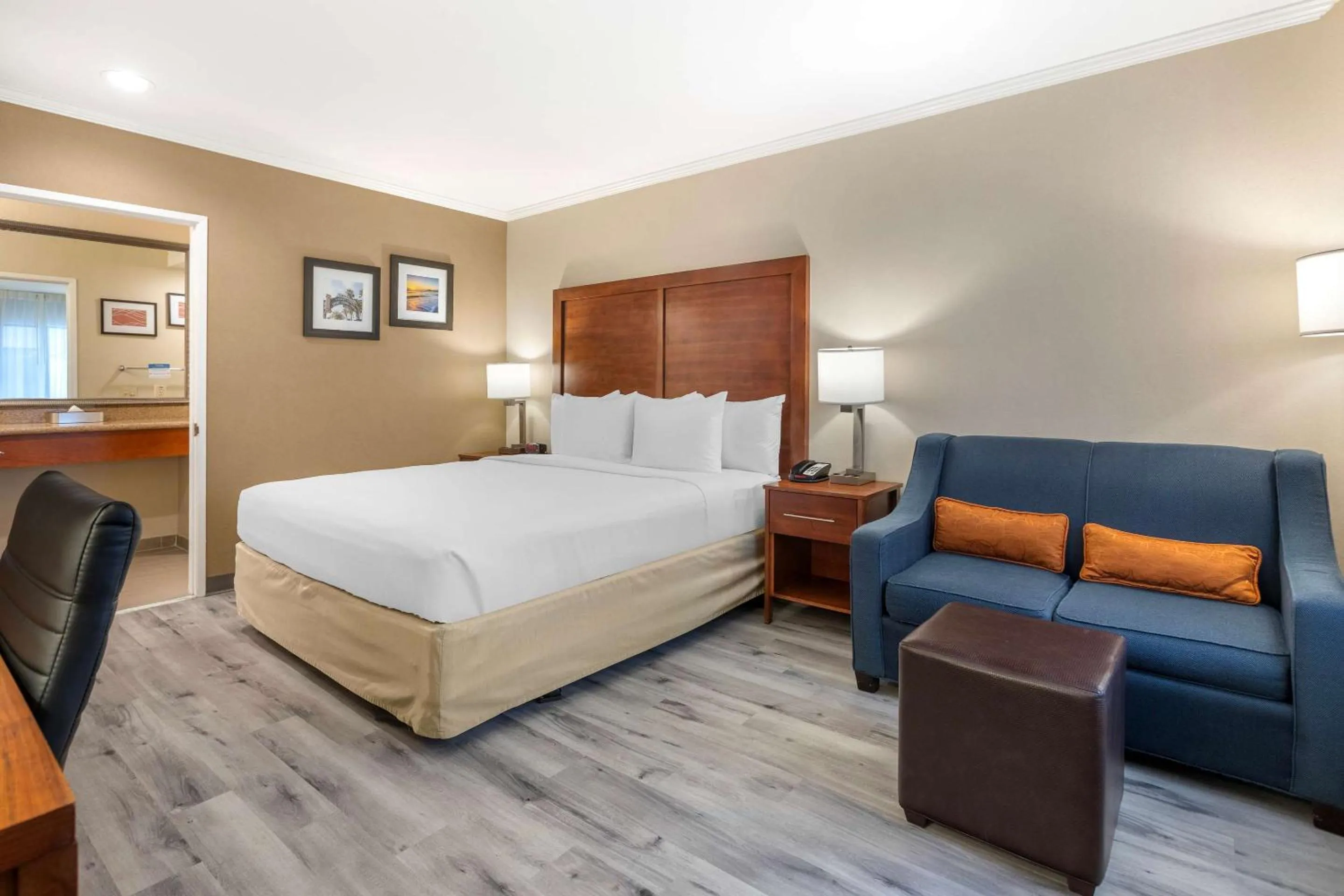 Bedroom, Bed in Comfort Inn Santa Monica - West Los Angeles