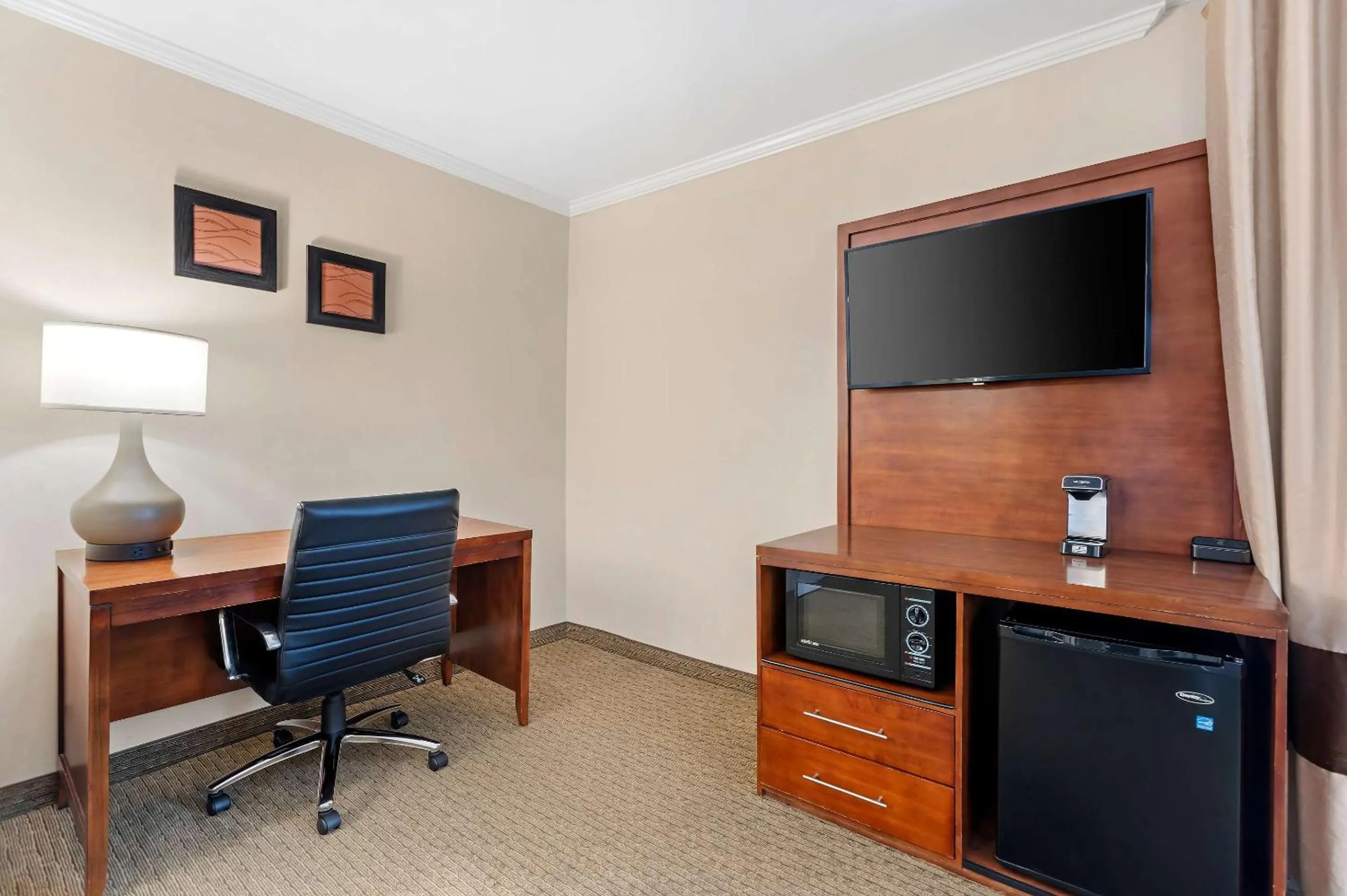 Bedroom in Comfort Inn Santa Monica - West Los Angeles