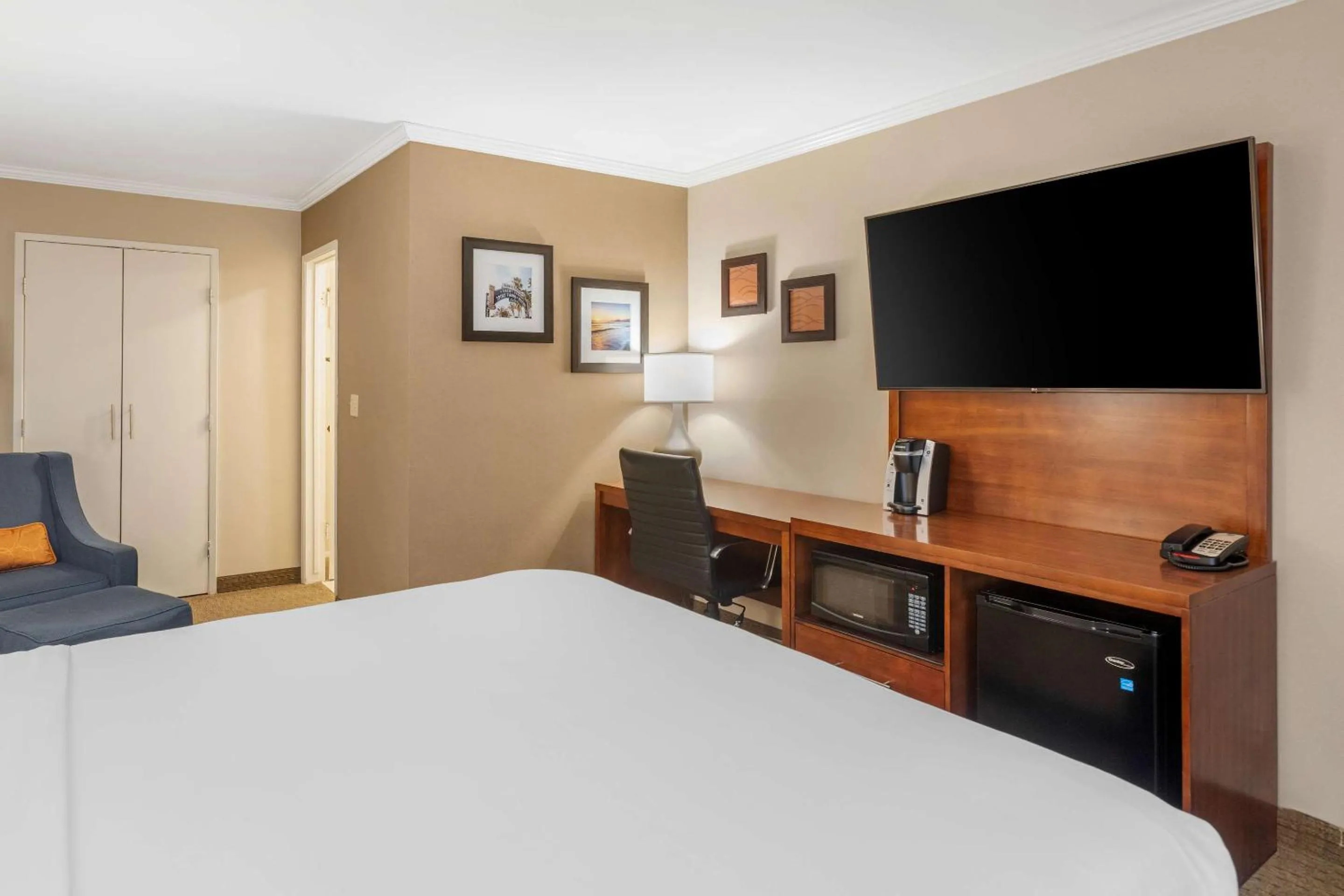 Bedroom, Bed in Comfort Inn Santa Monica - West Los Angeles