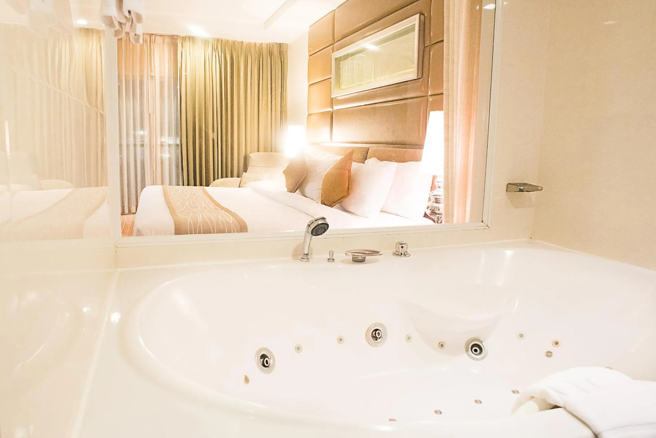 Bathroom, Bed in Intimate Hotel Pattaya - SHA Extra Plus