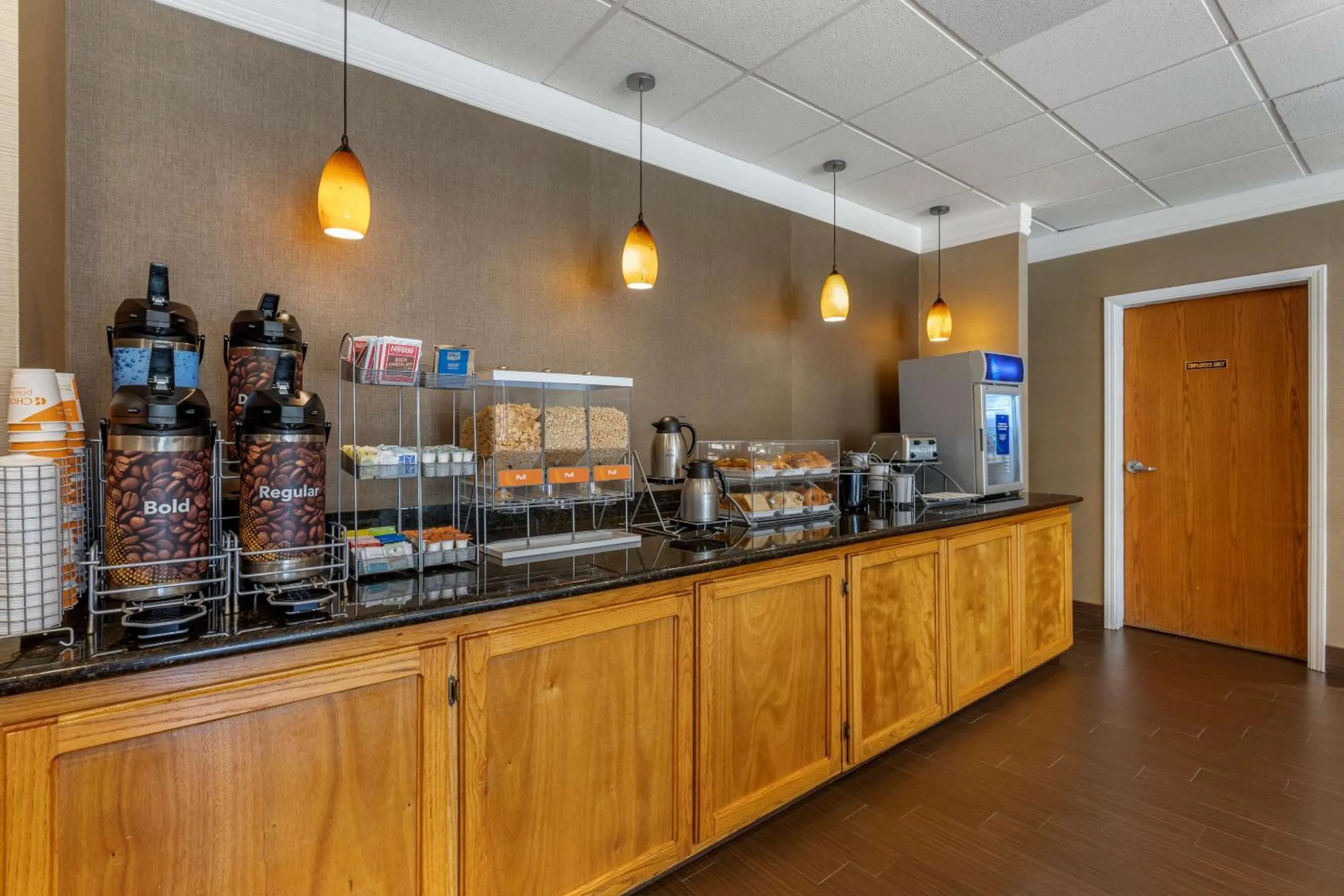 Breakfast in Comfort Suites Visalia - Convention Center