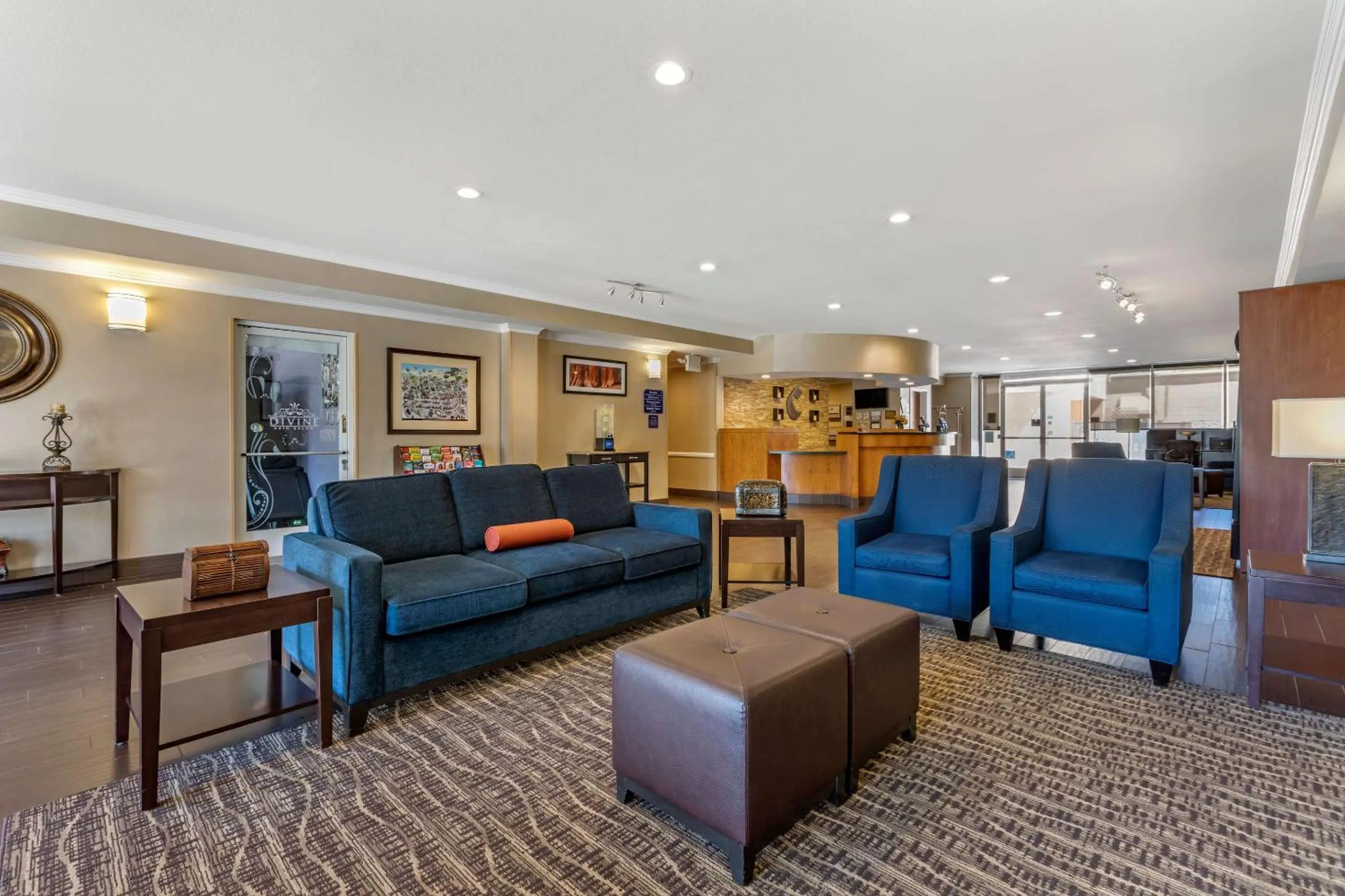 Lobby or reception in Comfort Suites Visalia - Convention Center