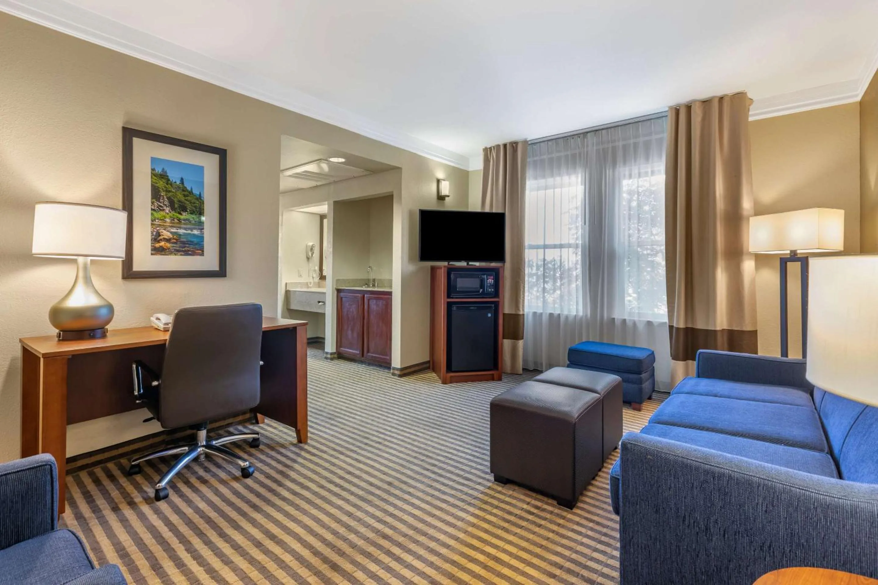 Bedroom in Comfort Suites Visalia - Convention Center
