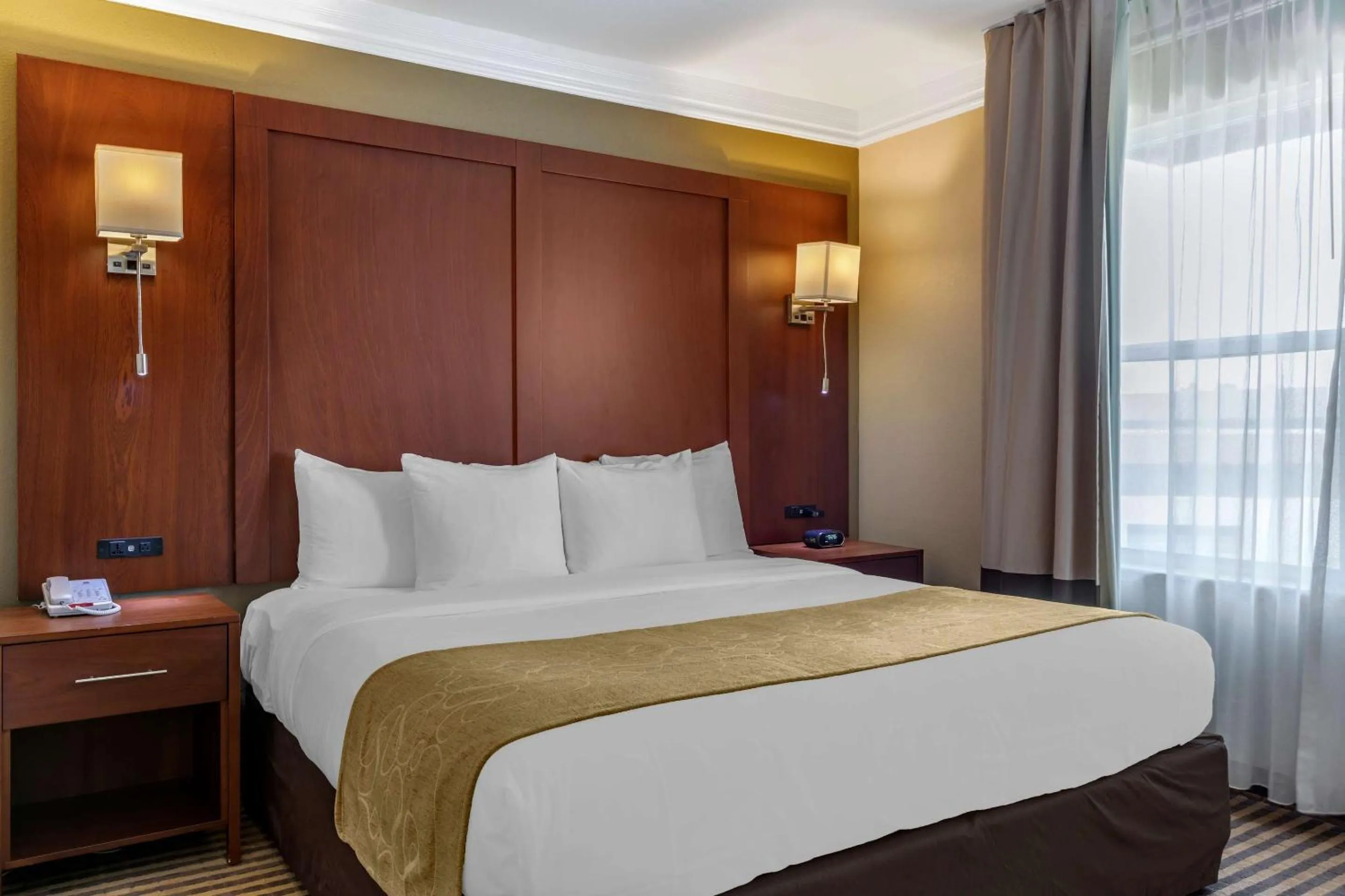 Bedroom, Bed in Comfort Suites Visalia - Convention Center