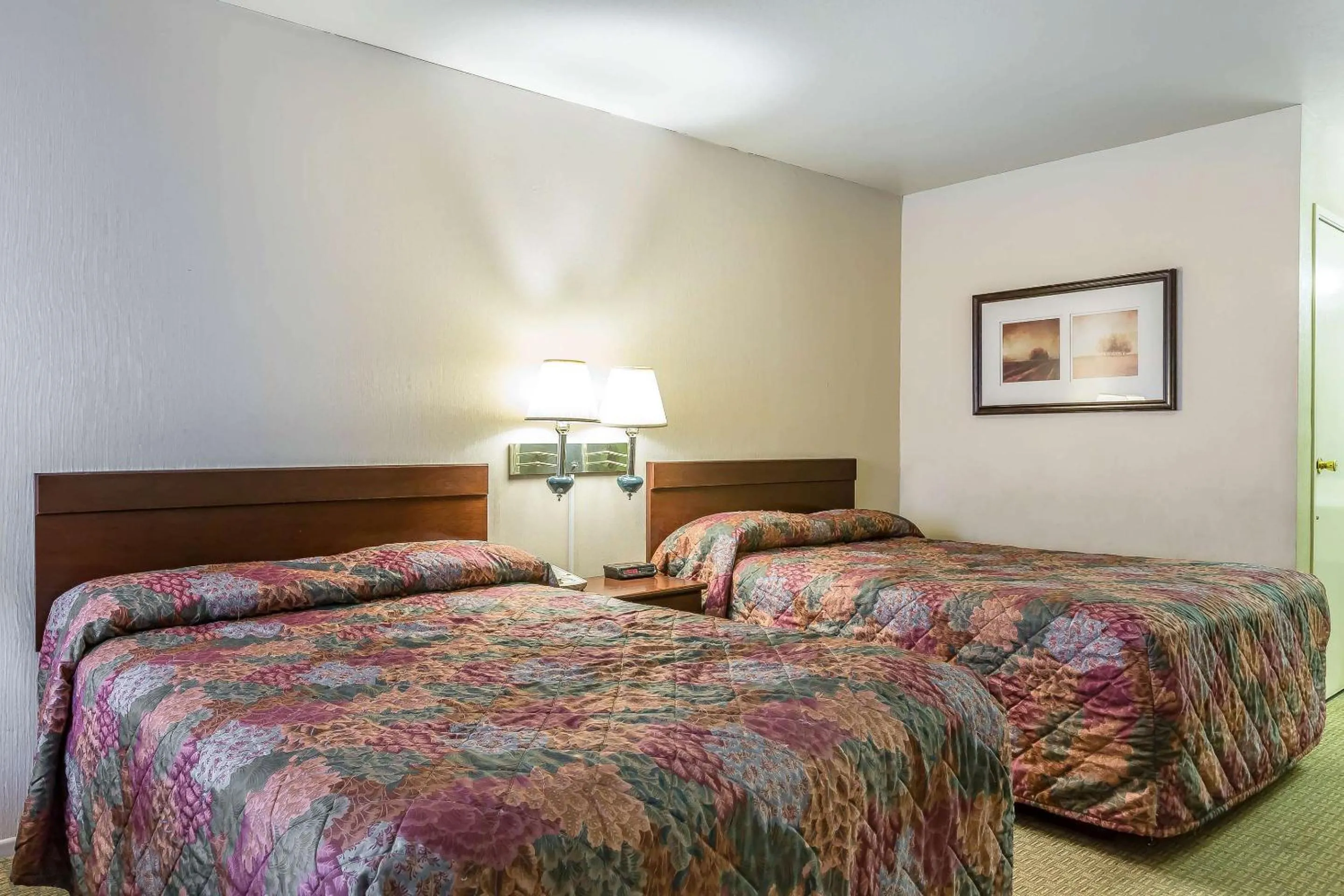 Bedroom, Bed in Rodeway Inn Magic Mountain Area