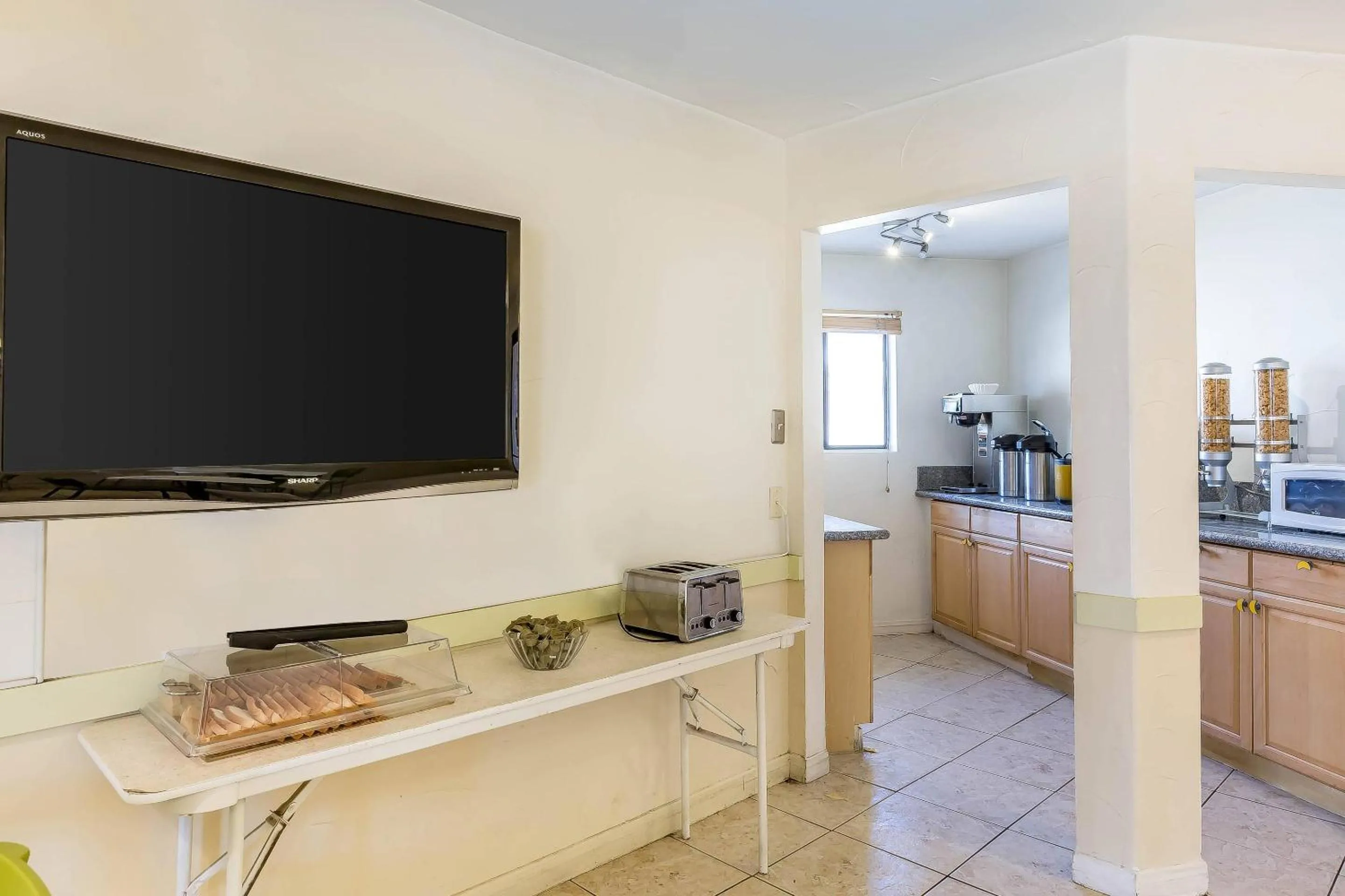 Breakfast in Rodeway Inn Magic Mountain Area