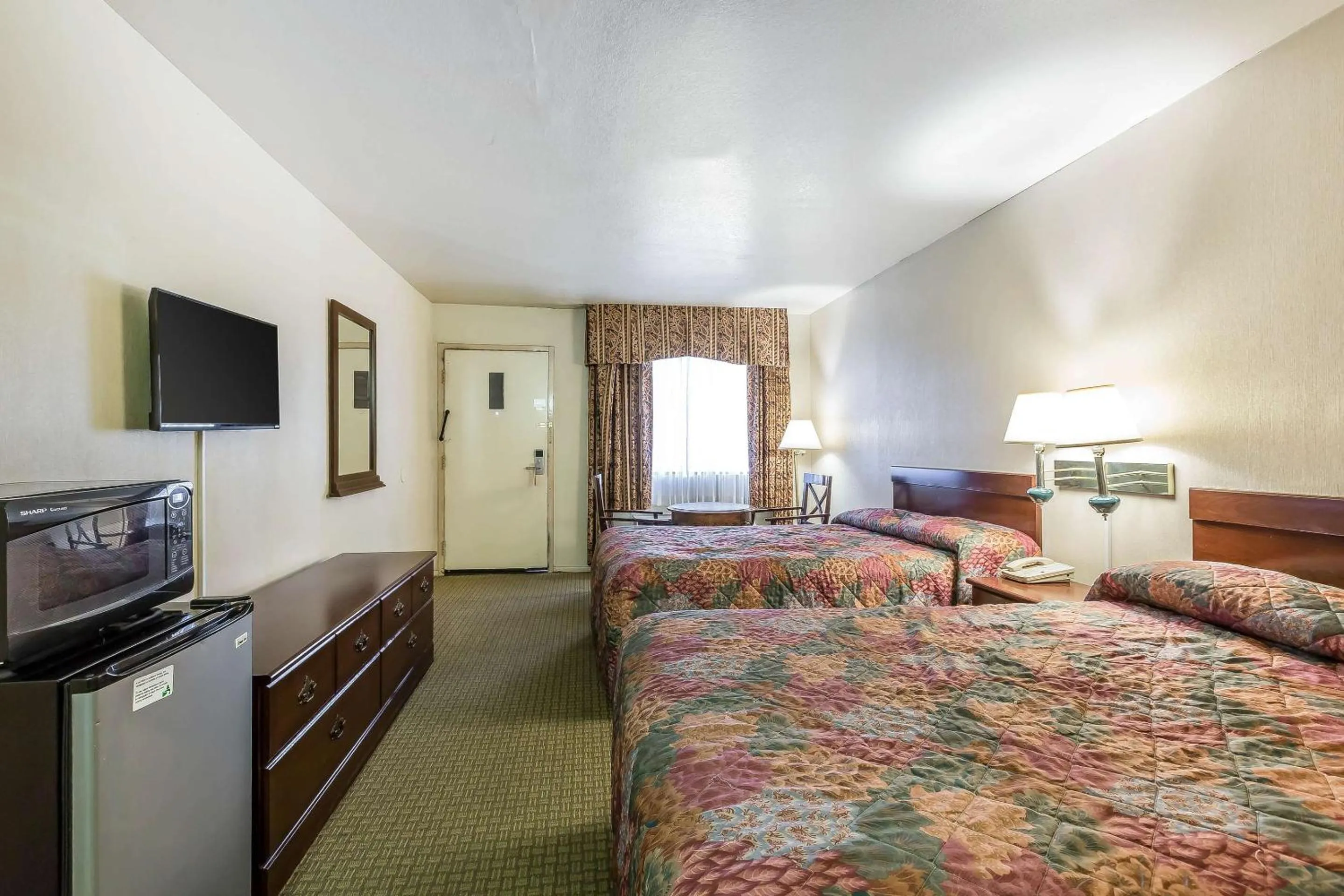 Bedroom, Bed in Rodeway Inn Magic Mountain Area