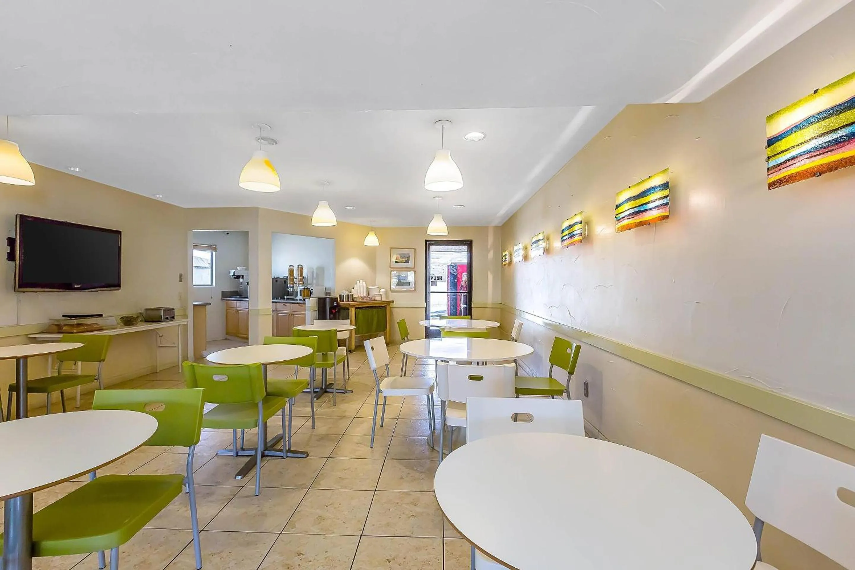 Breakfast in Rodeway Inn Magic Mountain Area