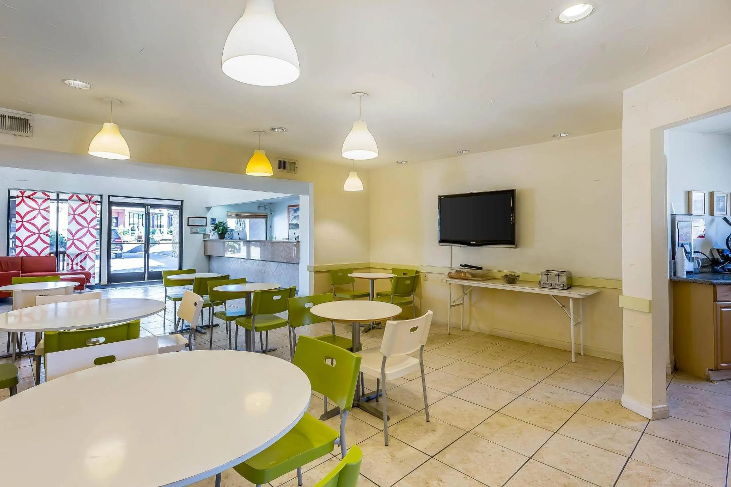 Breakfast in Rodeway Inn Magic Mountain Area