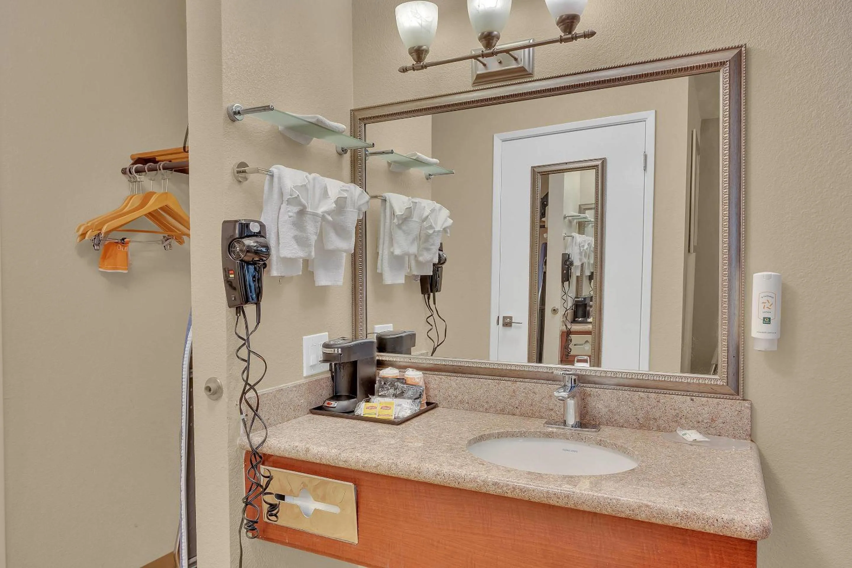 Bedroom in Quality Inn near Six Flags Discovery Kingdom-Napa Valley