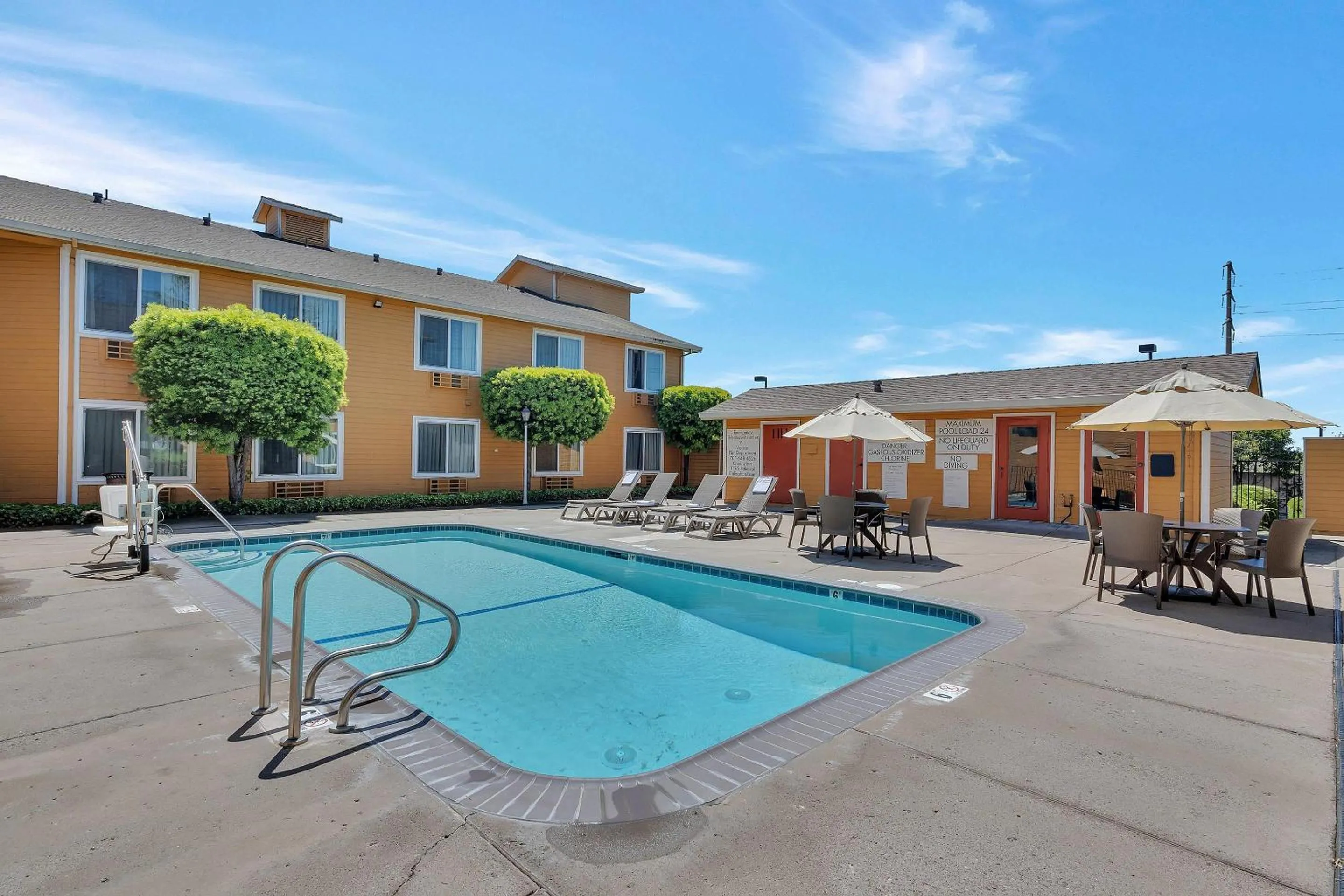 Swimming pool in Quality Inn near Six Flags Discovery Kingdom-Napa Valley