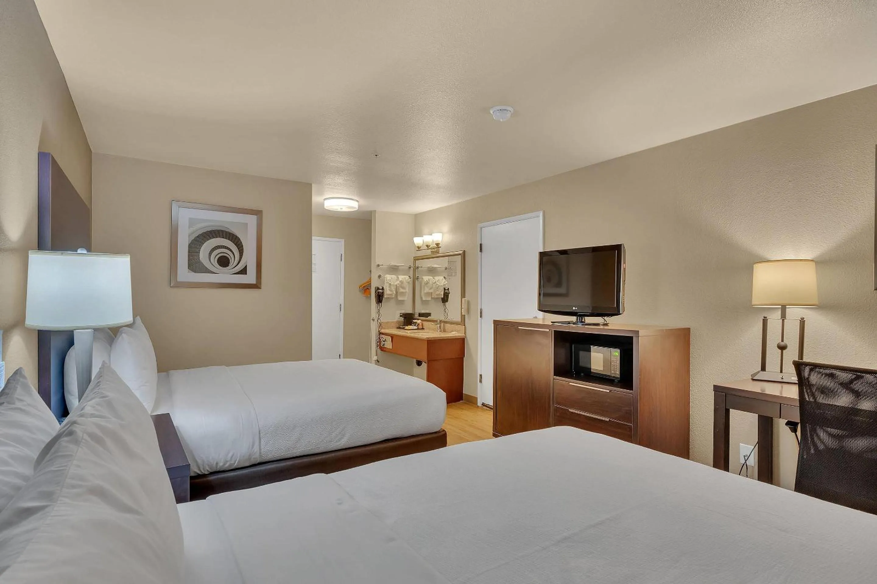 Bedroom, Bed in Quality Inn near Six Flags Discovery Kingdom-Napa Valley