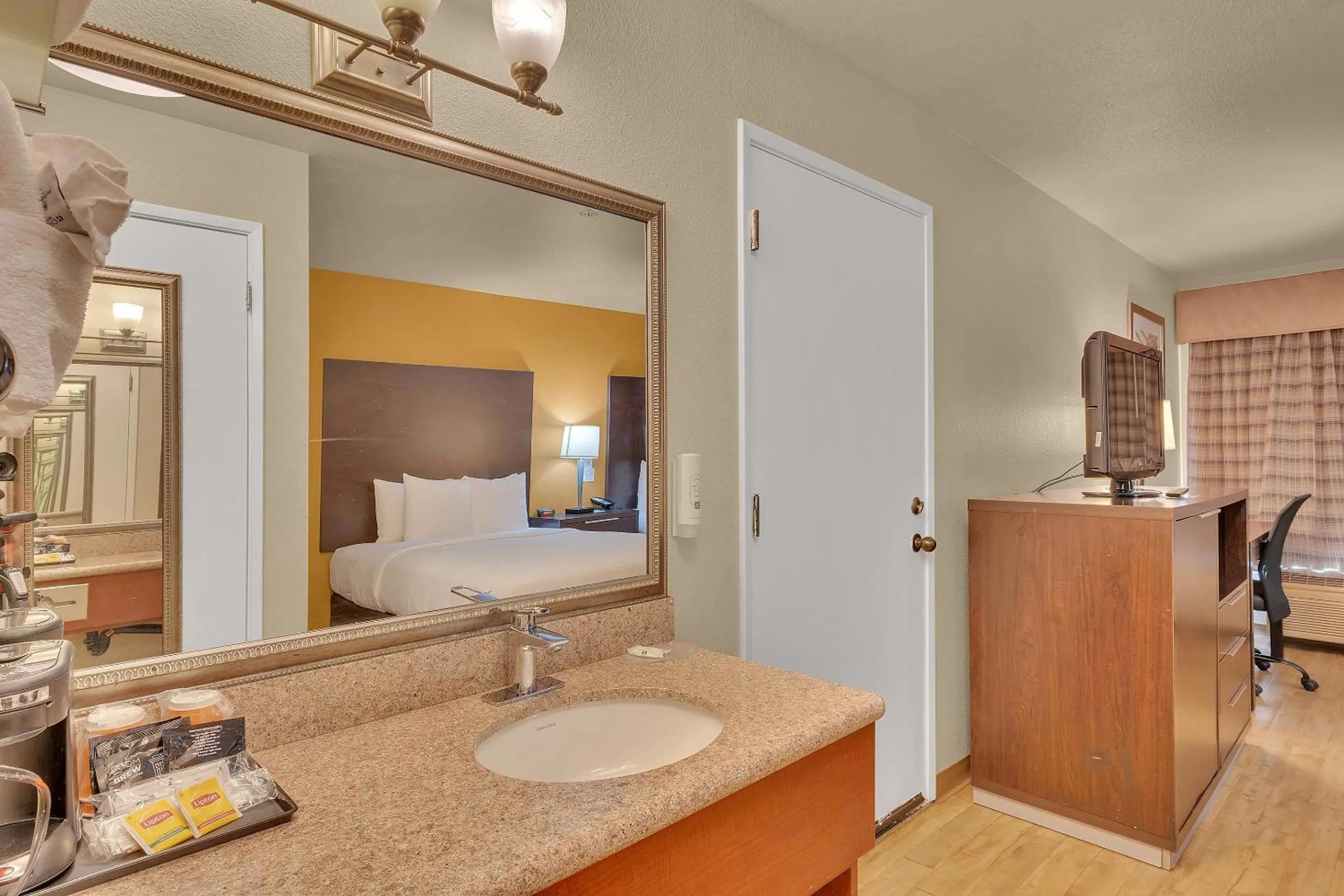 Bedroom in Quality Inn near Six Flags Discovery Kingdom-Napa Valley