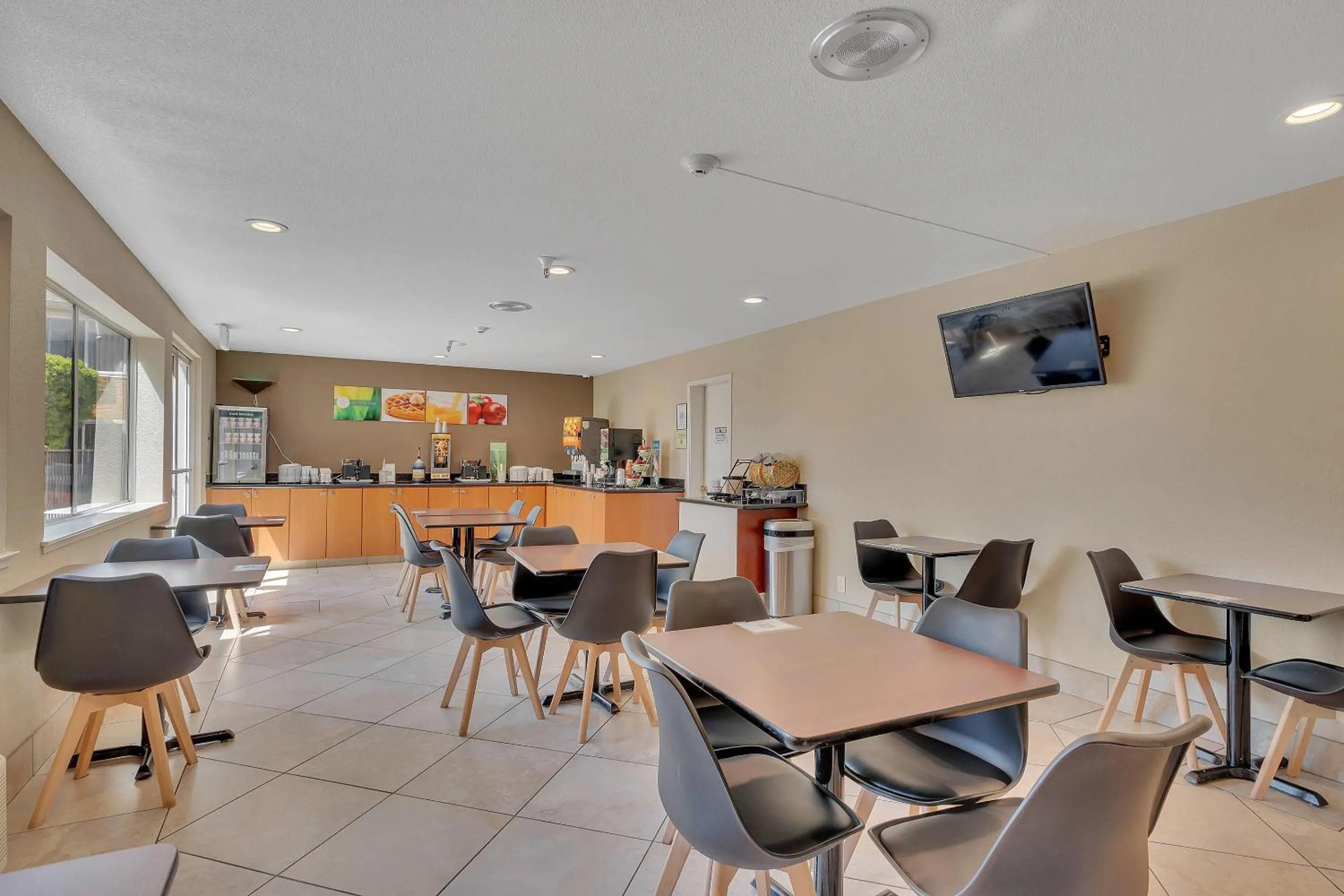 Breakfast in Quality Inn near Six Flags Discovery Kingdom-Napa Valley