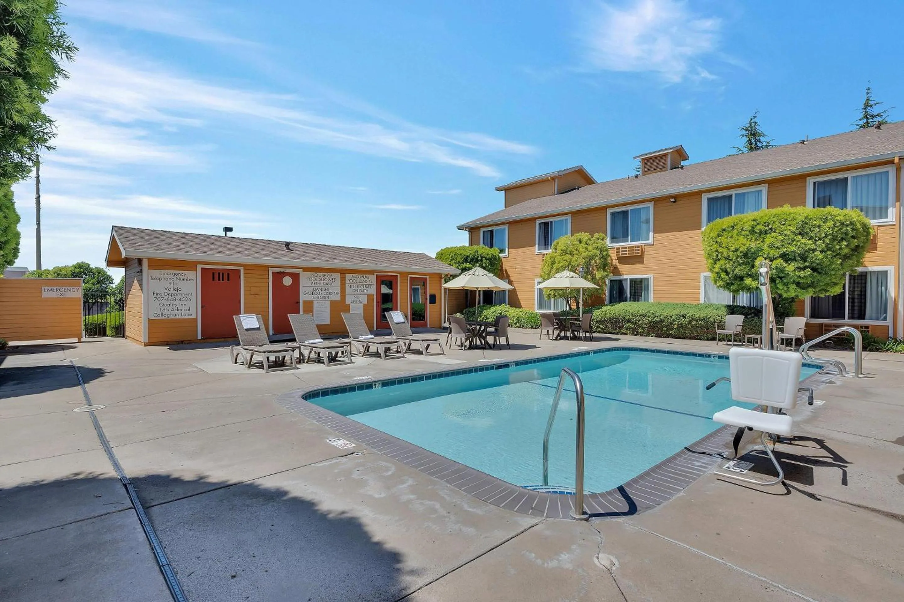 Swimming pool in Quality Inn near Six Flags Discovery Kingdom-Napa Valley