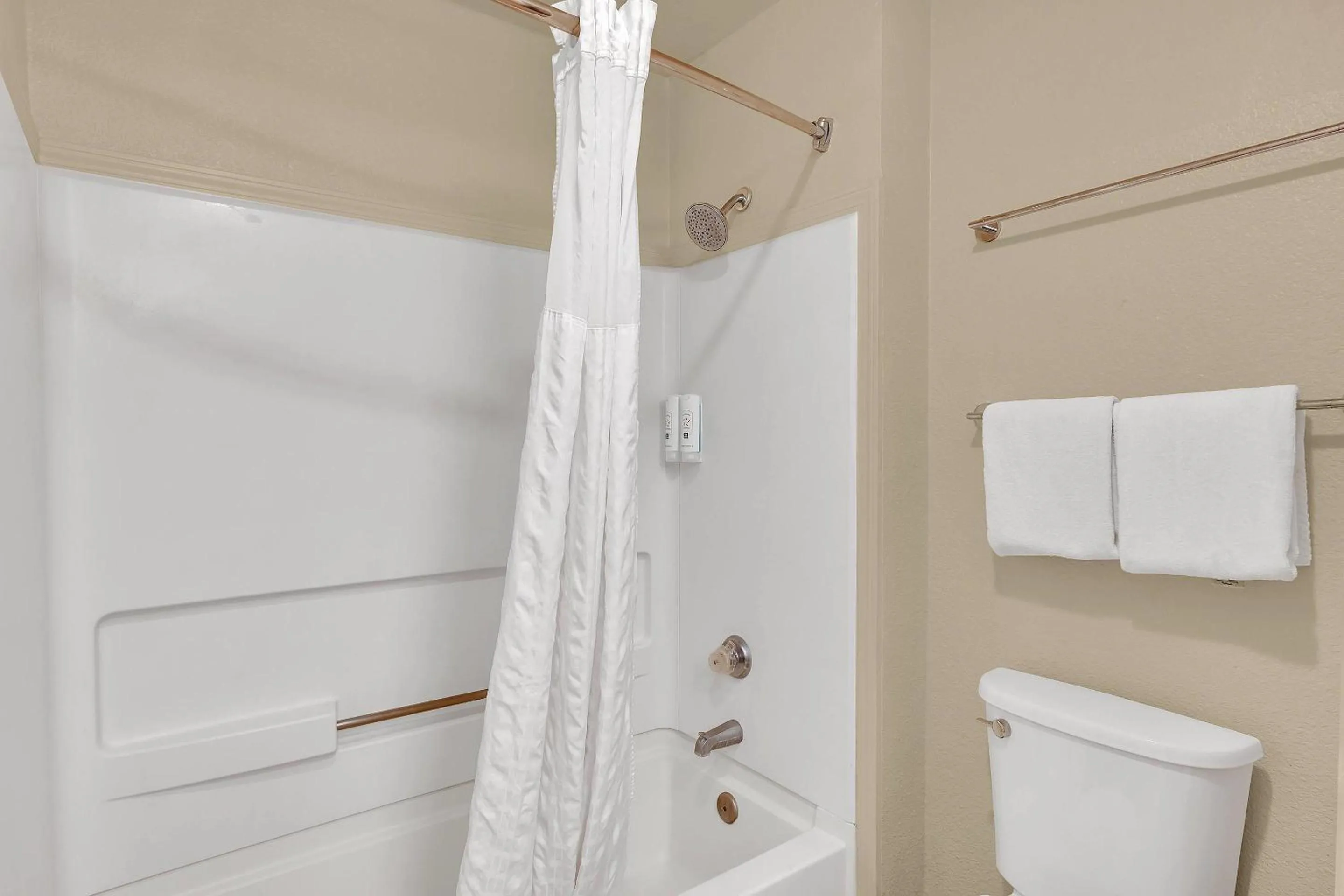 Bedroom in Quality Inn near Six Flags Discovery Kingdom-Napa Valley