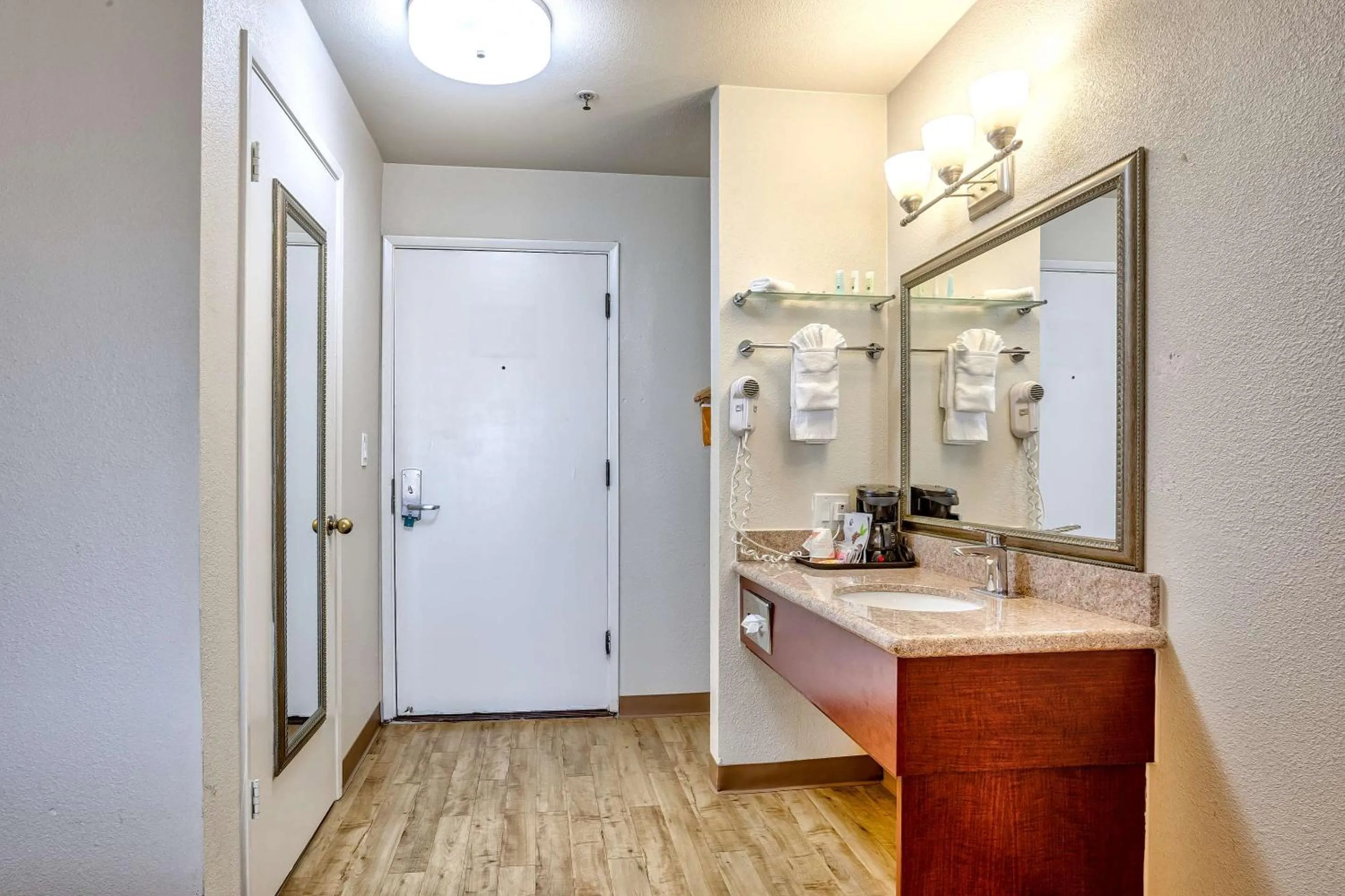 Bedroom in Quality Inn near Six Flags Discovery Kingdom-Napa Valley