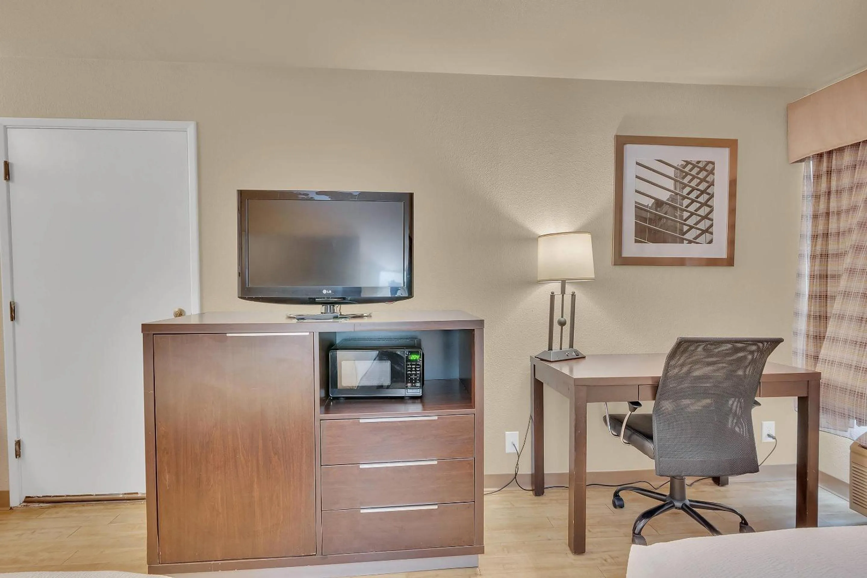 Bedroom in Quality Inn near Six Flags Discovery Kingdom-Napa Valley