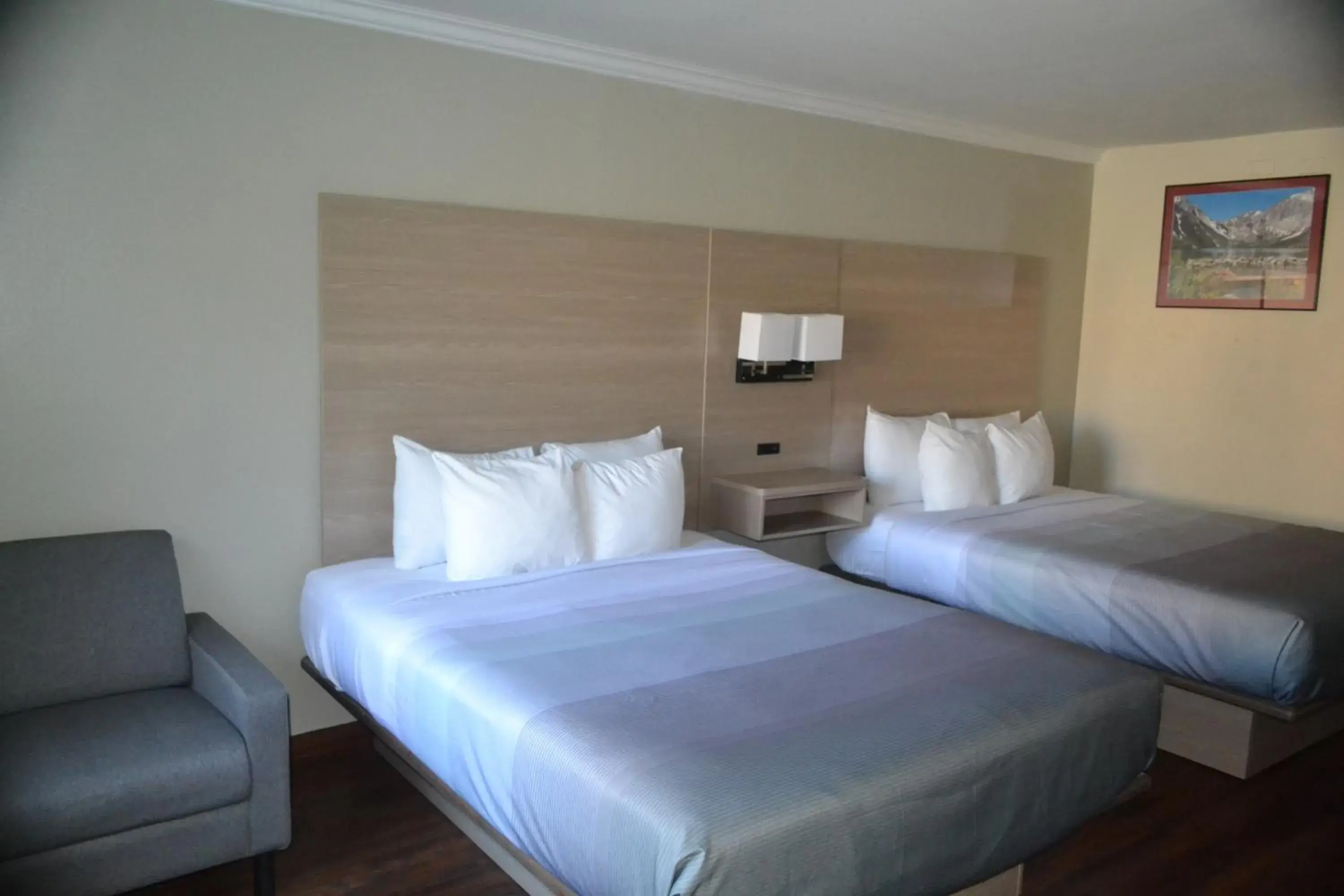 Quadruple Room with Two Queen Beds - Non Smoking in Quality Inn Bishop near Mammoth Quadruple Room with Two Queen Beds - Non Smoking in Quality Inn Bishop near Mammoth