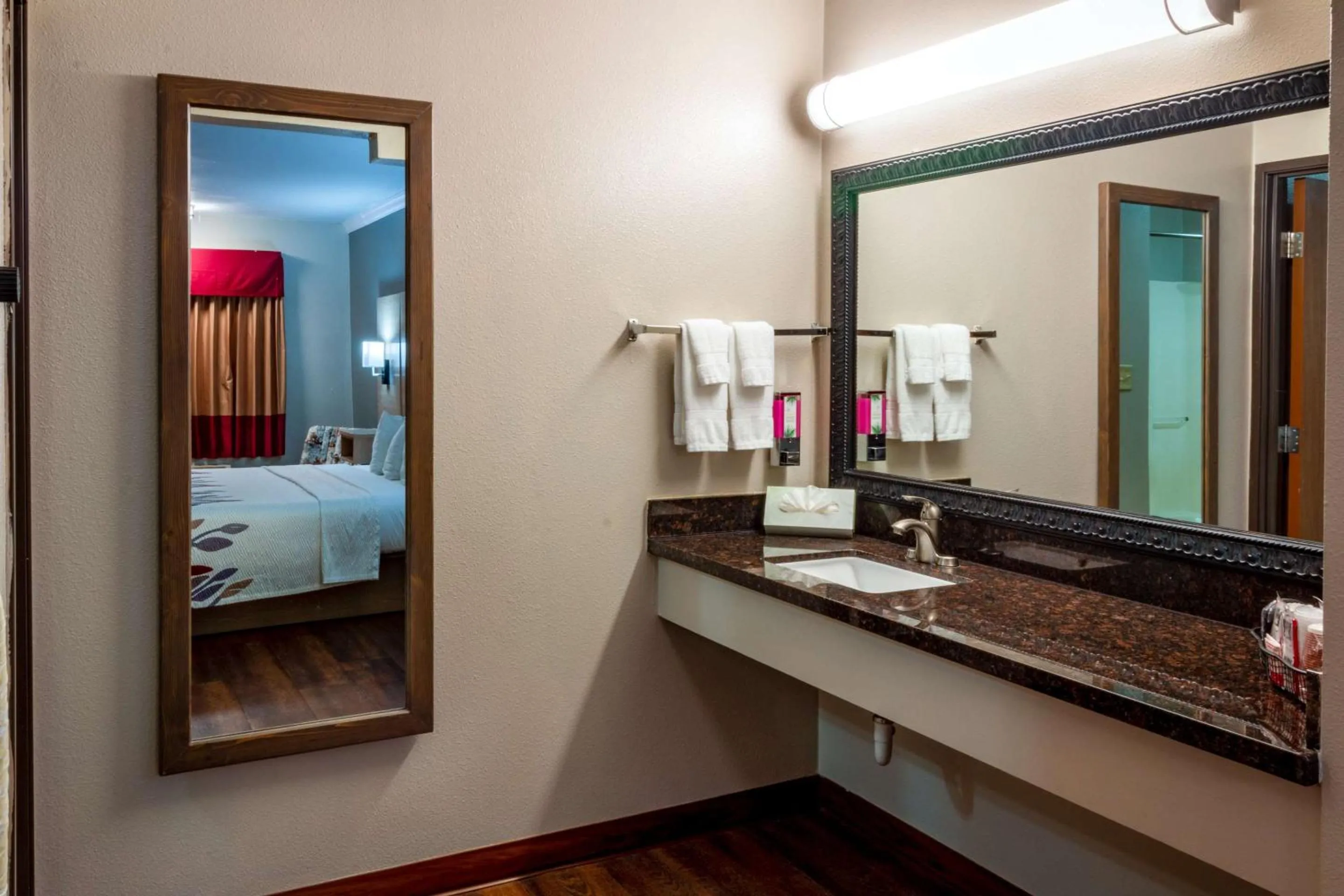 Bedroom, Bed in Quality Inn Bishop near Mammoth