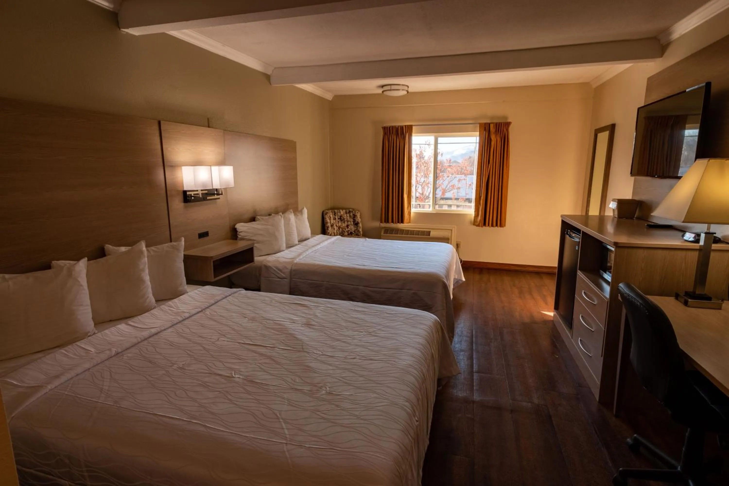 Photo of the whole room, Bed in Quality Inn Bishop near Mammoth