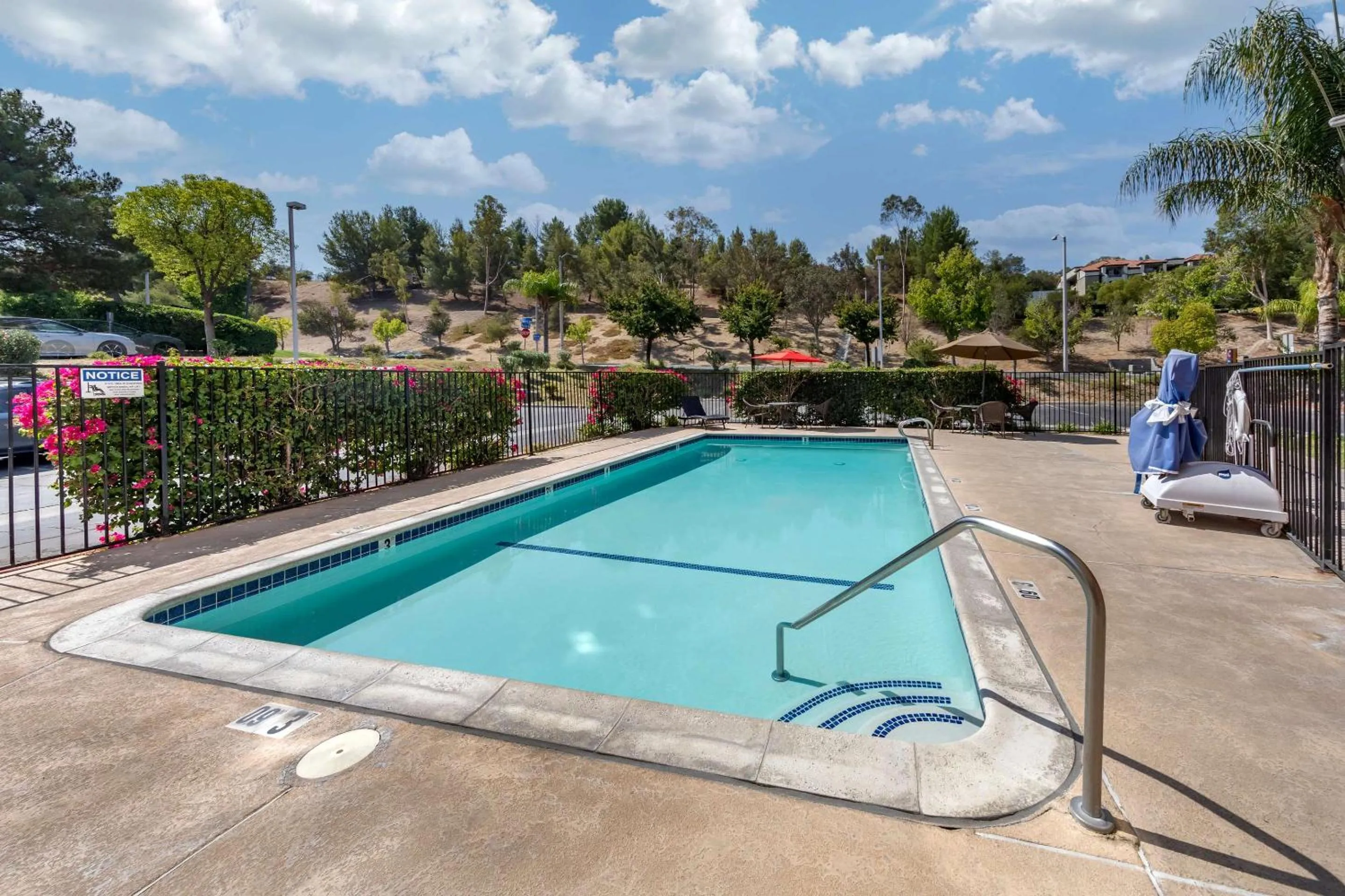 Swimming pool in Comfort Suites Near Six Flags Magic Mountain