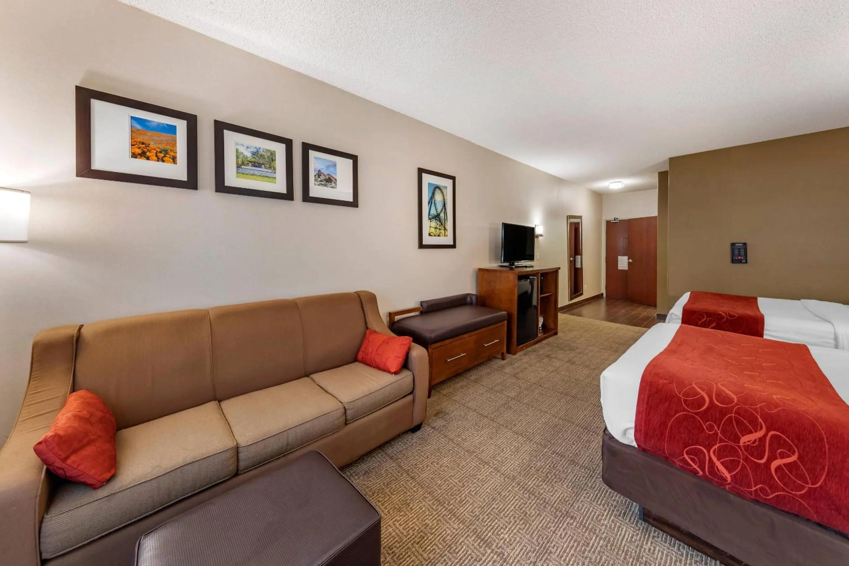Bedroom, Bed in Comfort Suites Near Six Flags Magic Mountain