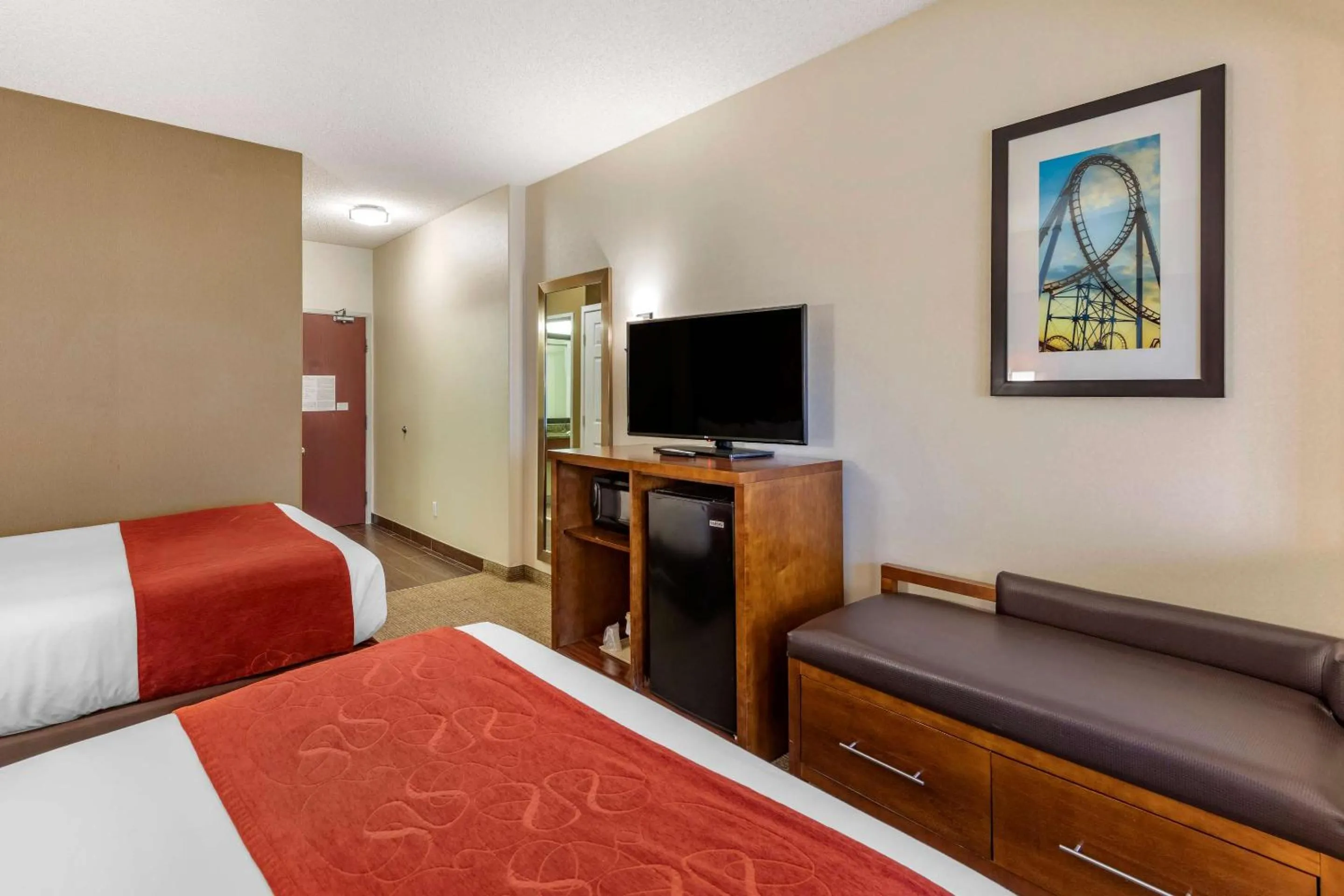 Bedroom, Bed in Comfort Suites Near Six Flags Magic Mountain