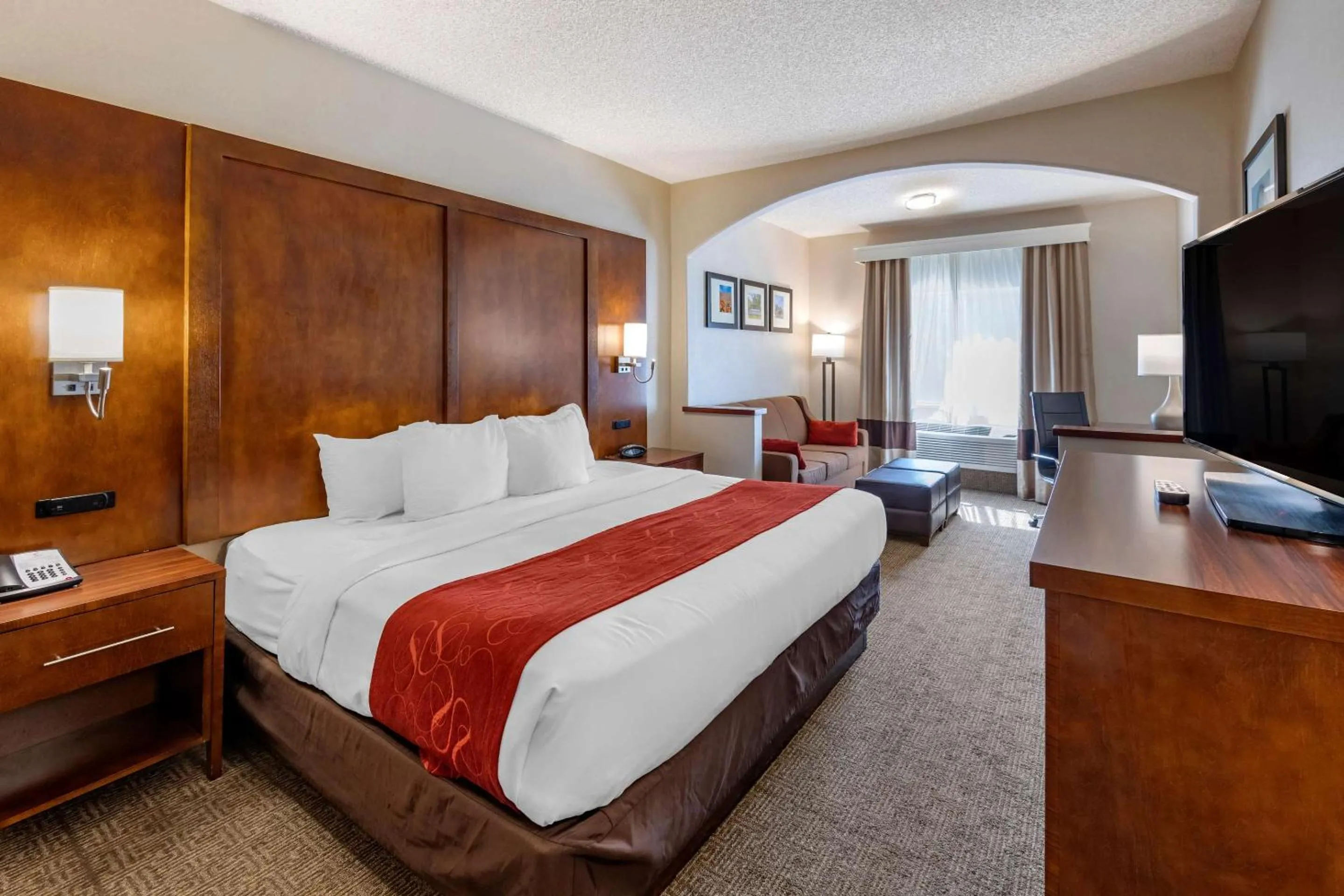 Bedroom, Bed in Comfort Suites Near Six Flags Magic Mountain