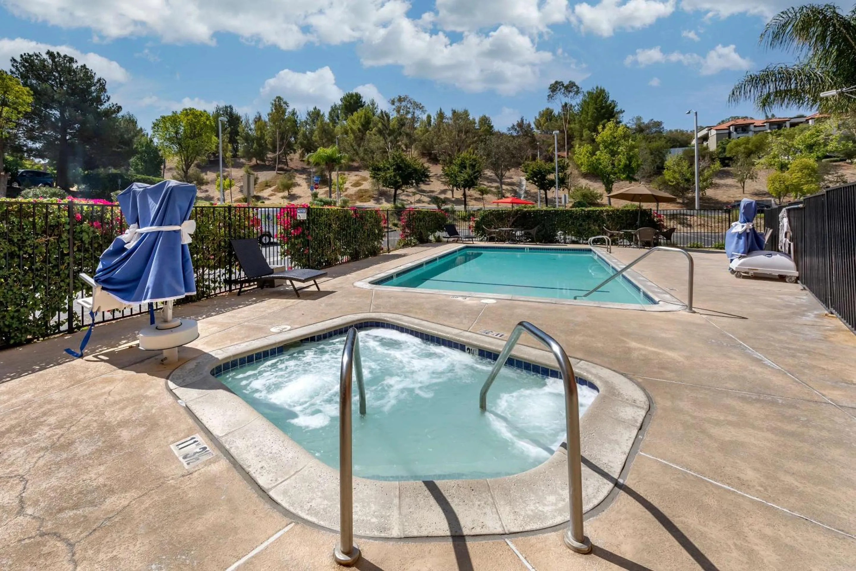 Swimming pool in Comfort Suites Near Six Flags Magic Mountain