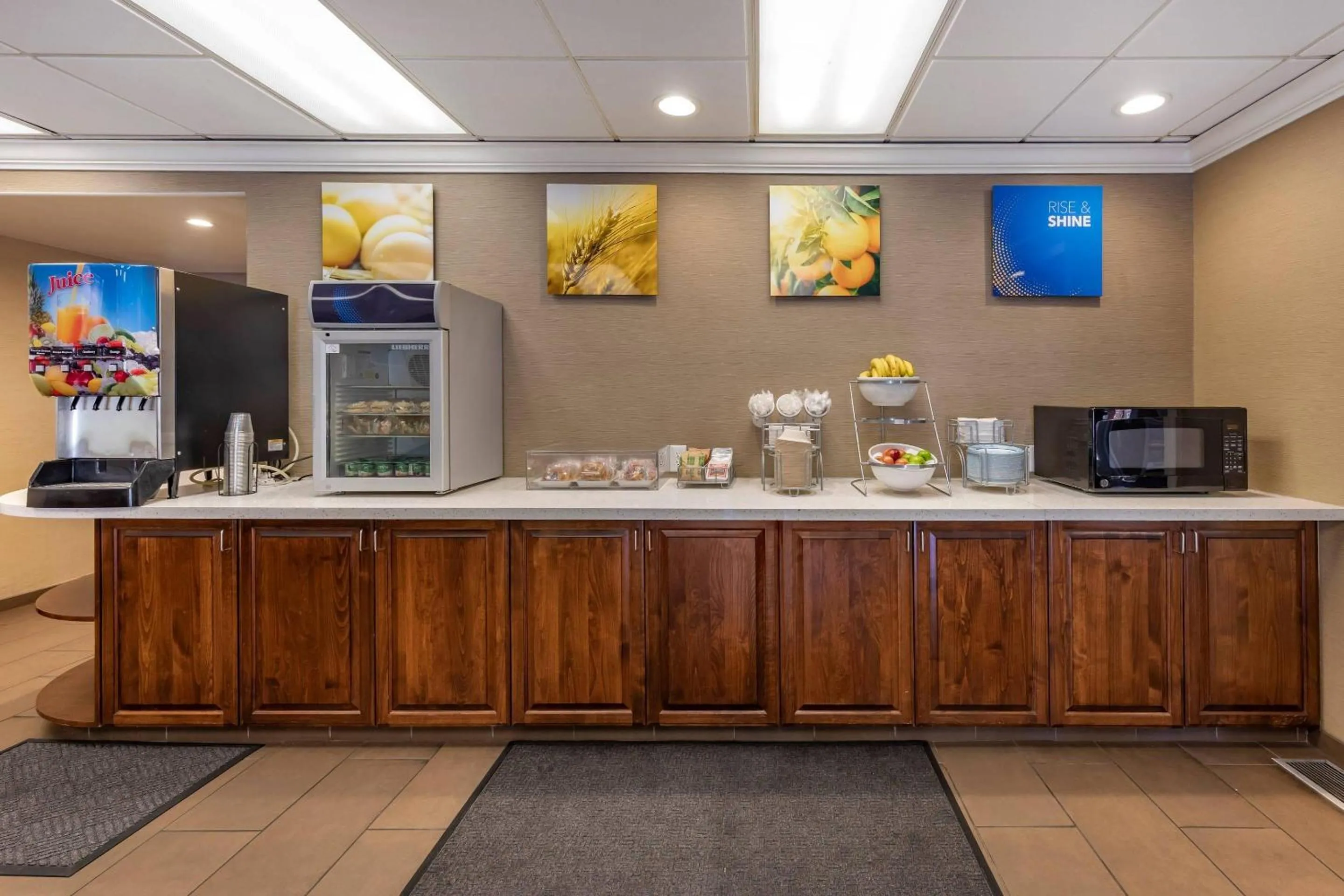 Breakfast in Comfort Suites Near Six Flags Magic Mountain