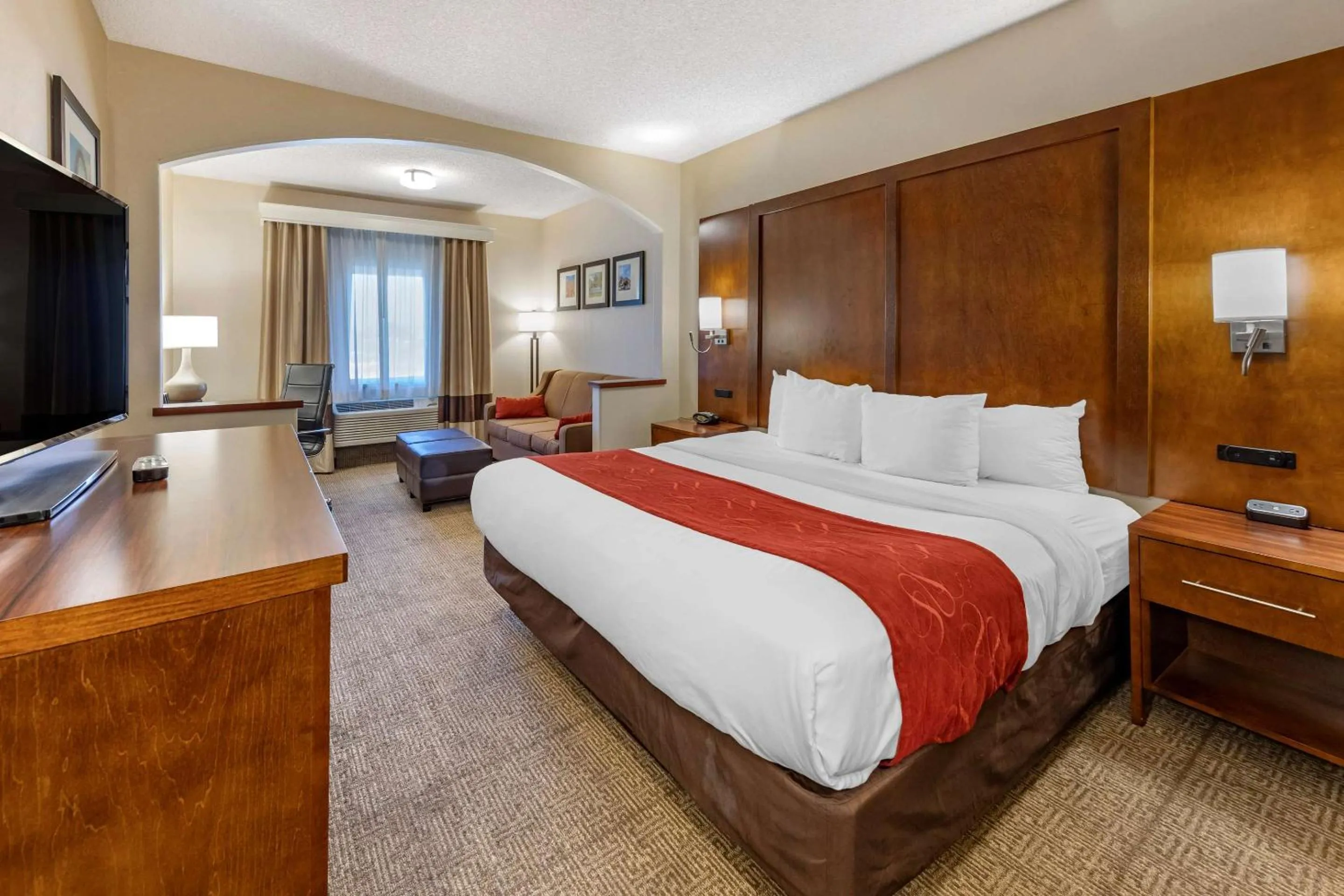 Bedroom, Bed in Comfort Suites Near Six Flags Magic Mountain
