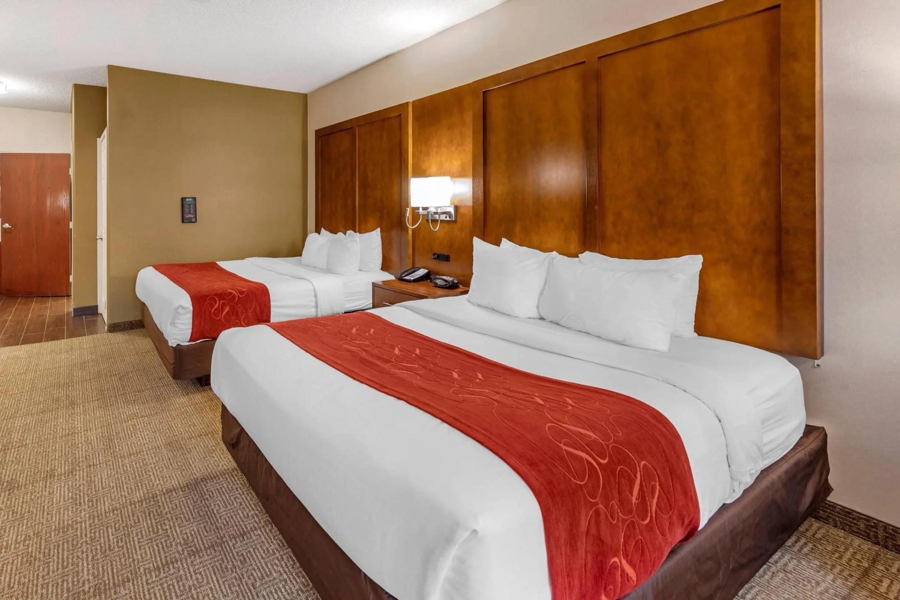 Bedroom, Bed in Comfort Suites Near Six Flags Magic Mountain