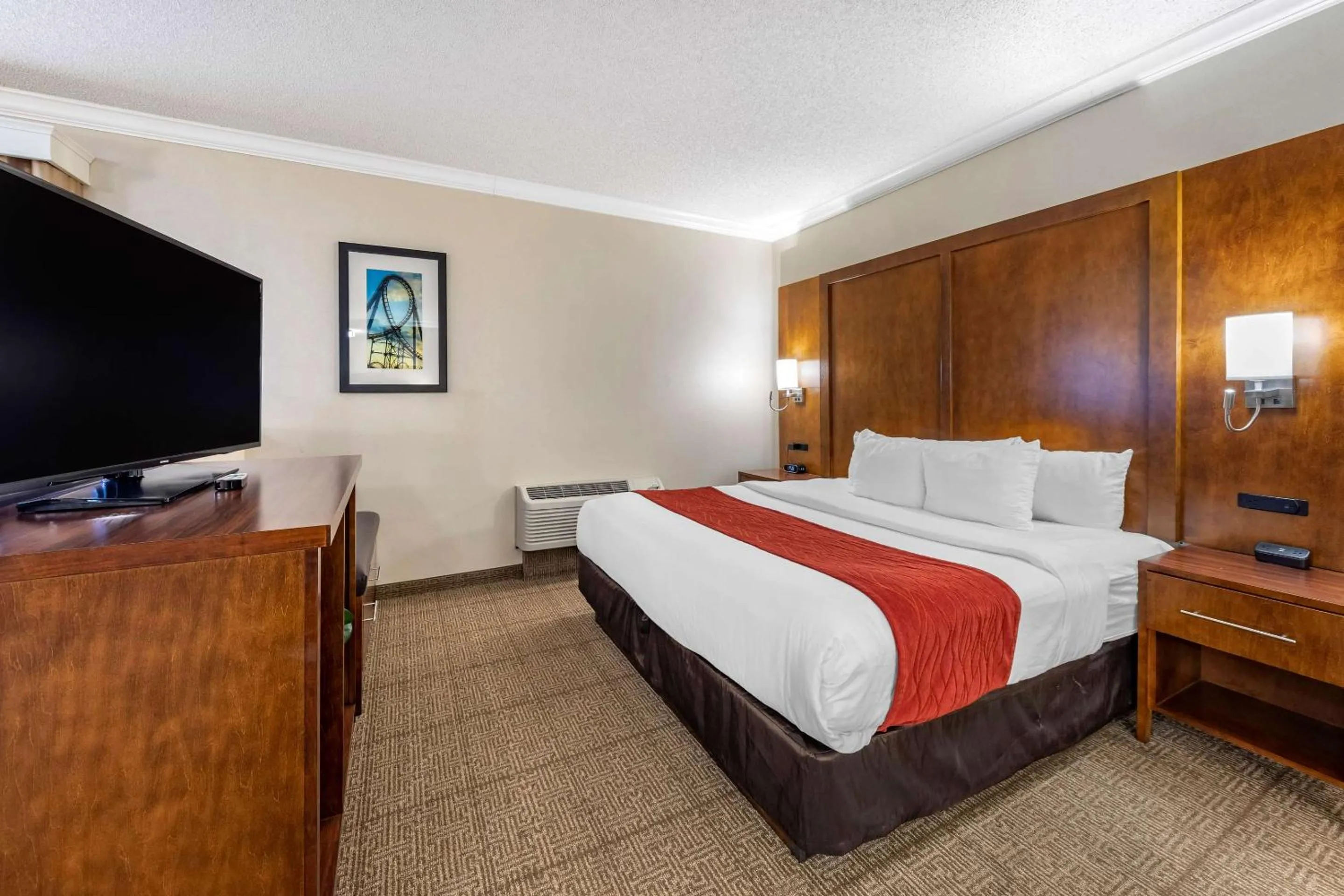 Bedroom, Bed in Comfort Suites Near Six Flags Magic Mountain