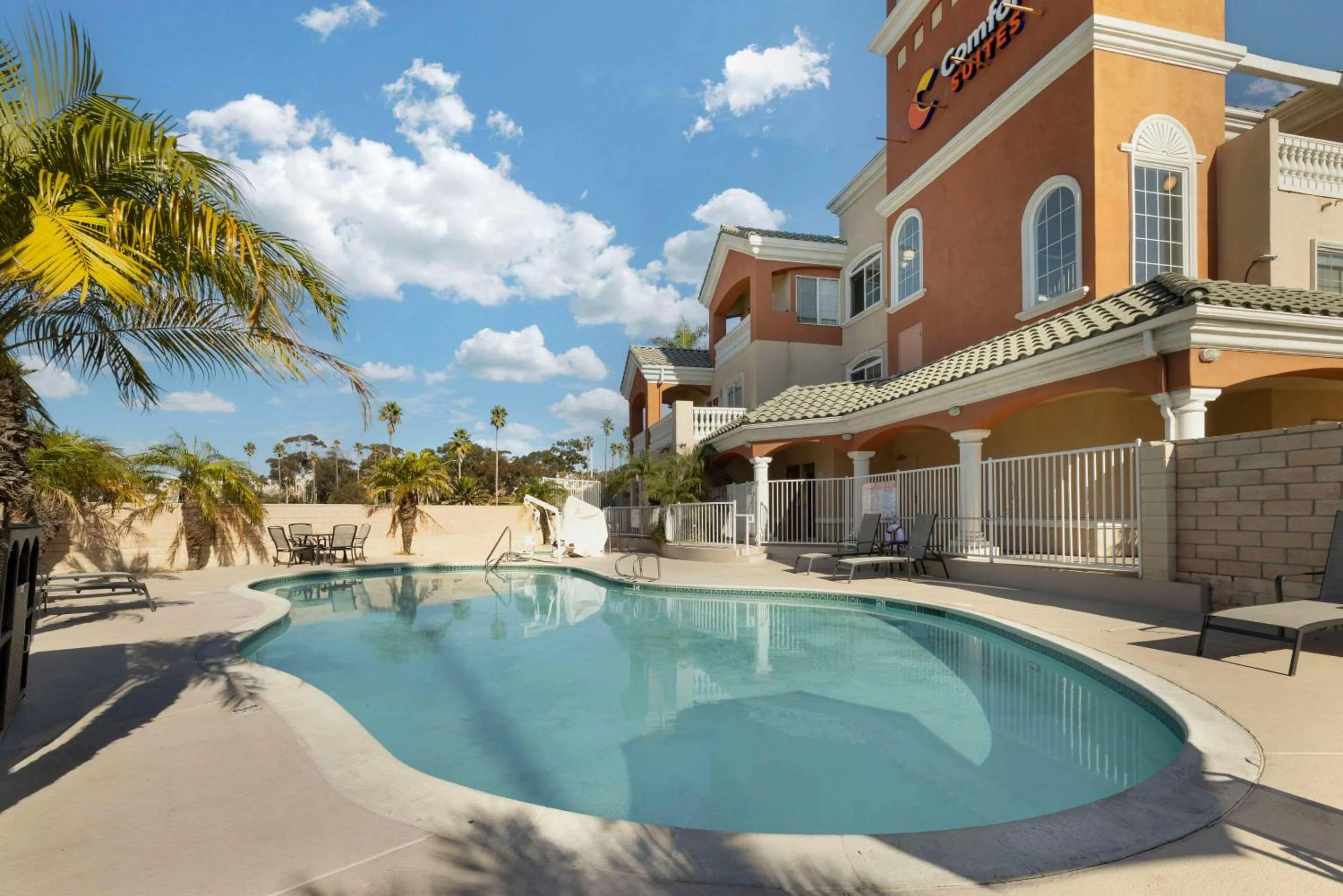 Swimming pool in Comfort Suites Oceanside Camp Pendleton Area