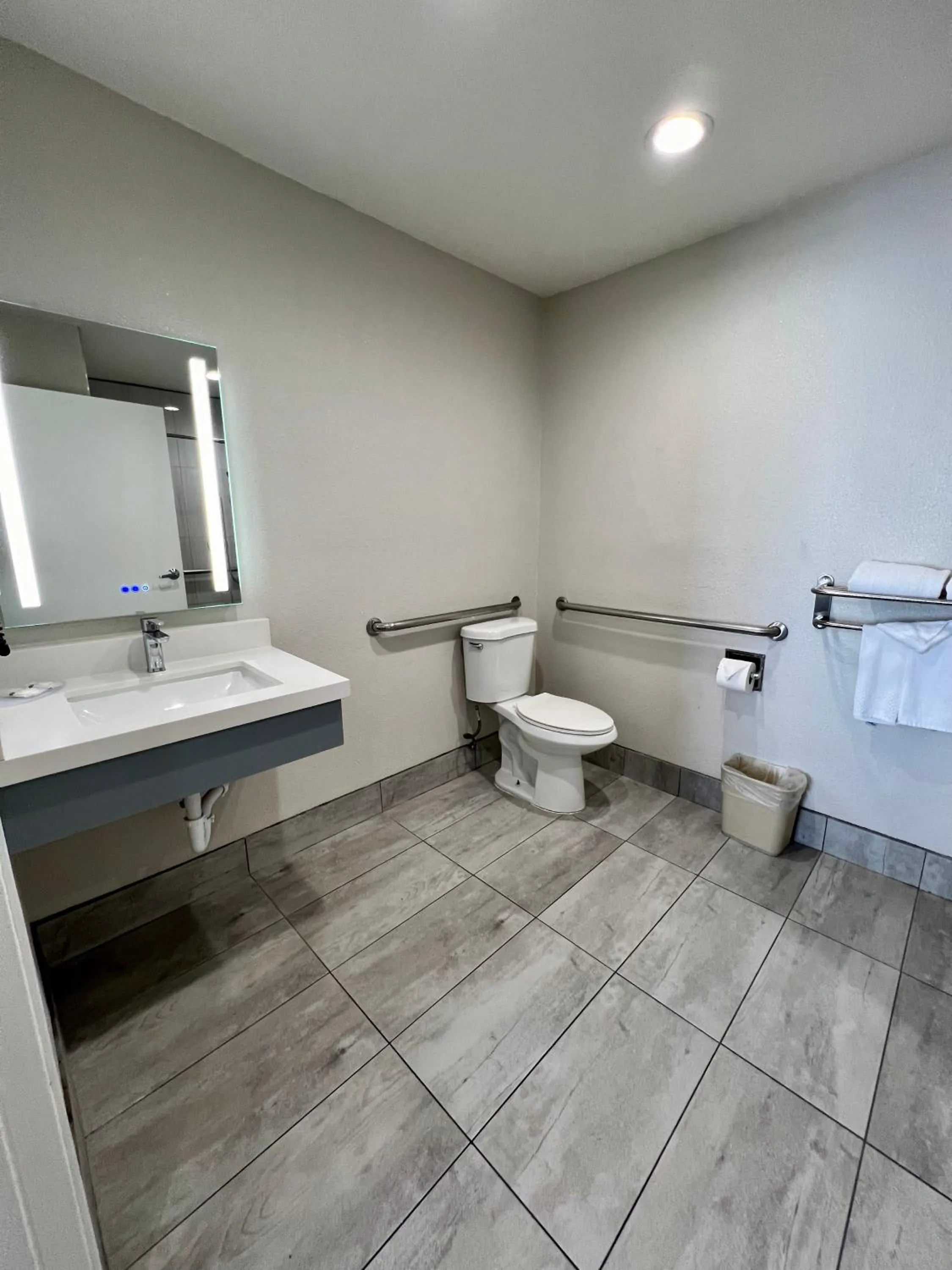 Bath in Quality Inn Tracy I-205