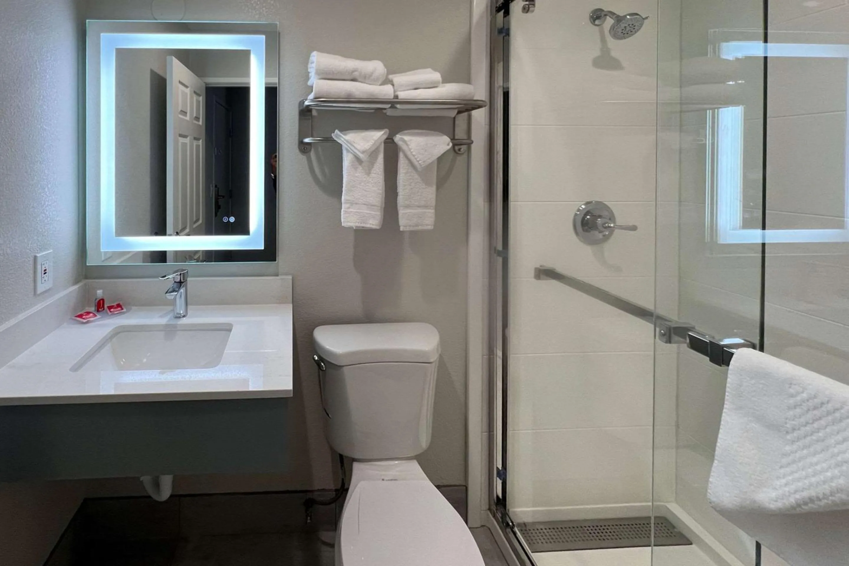 Bedroom in Quality Inn Tracy I-205