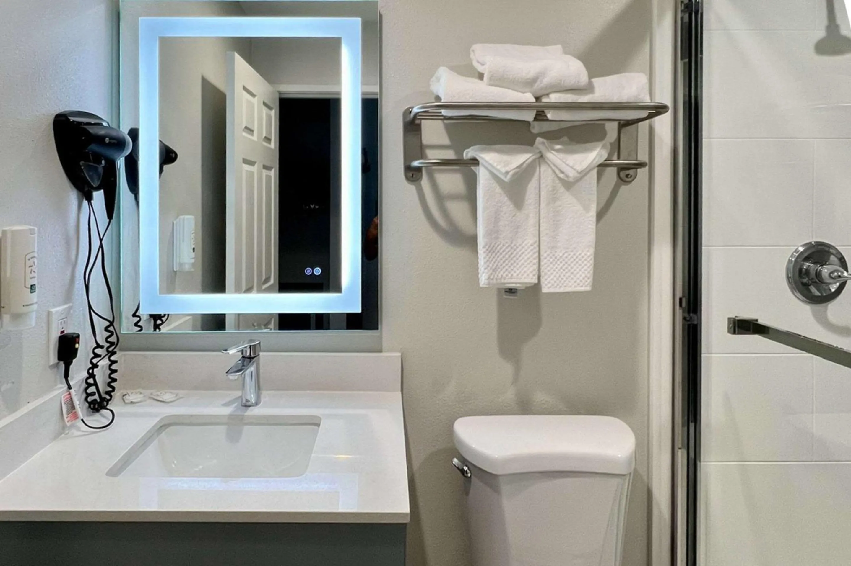 Bedroom in Quality Inn Tracy I-205