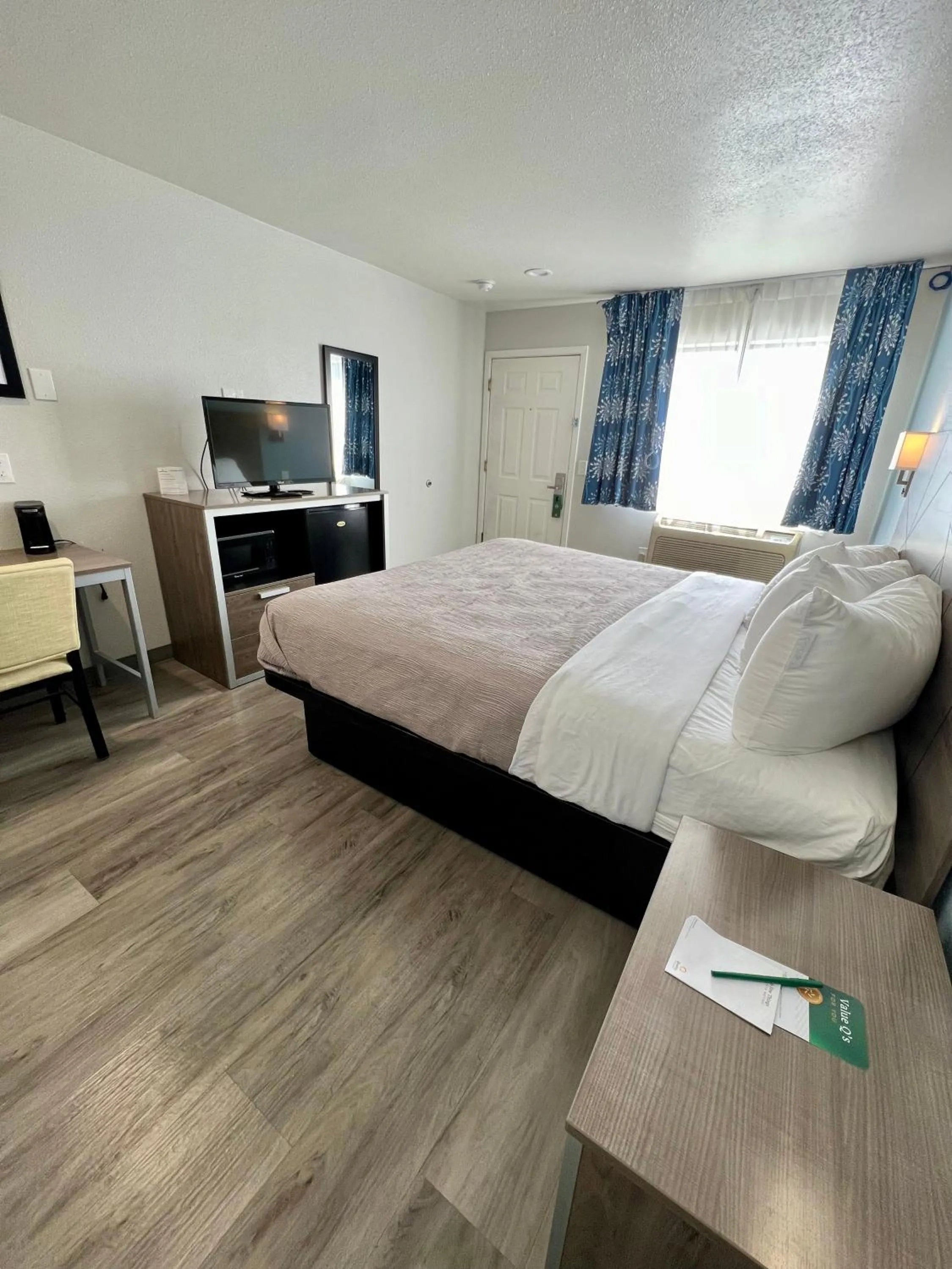 TV and multimedia, Bed in Quality Inn Tracy I-205