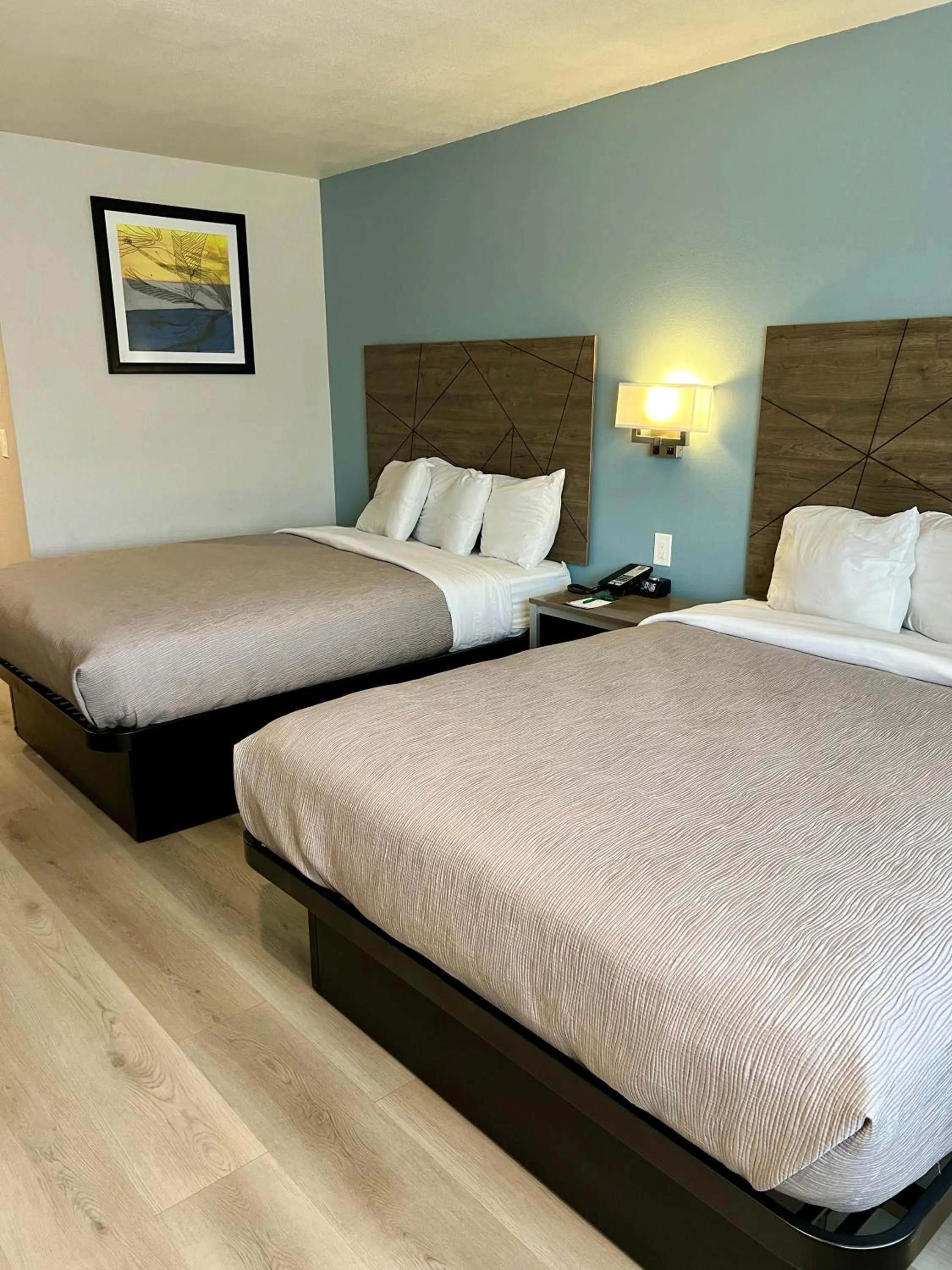 Bed in Quality Inn Tracy I-205