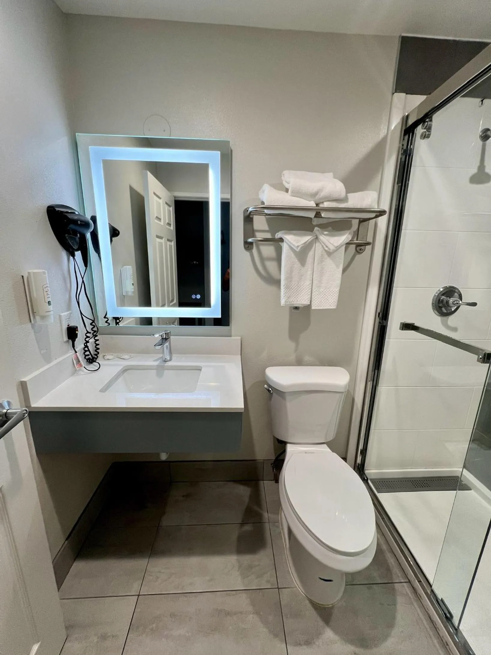 Shower in Quality Inn Tracy I-205