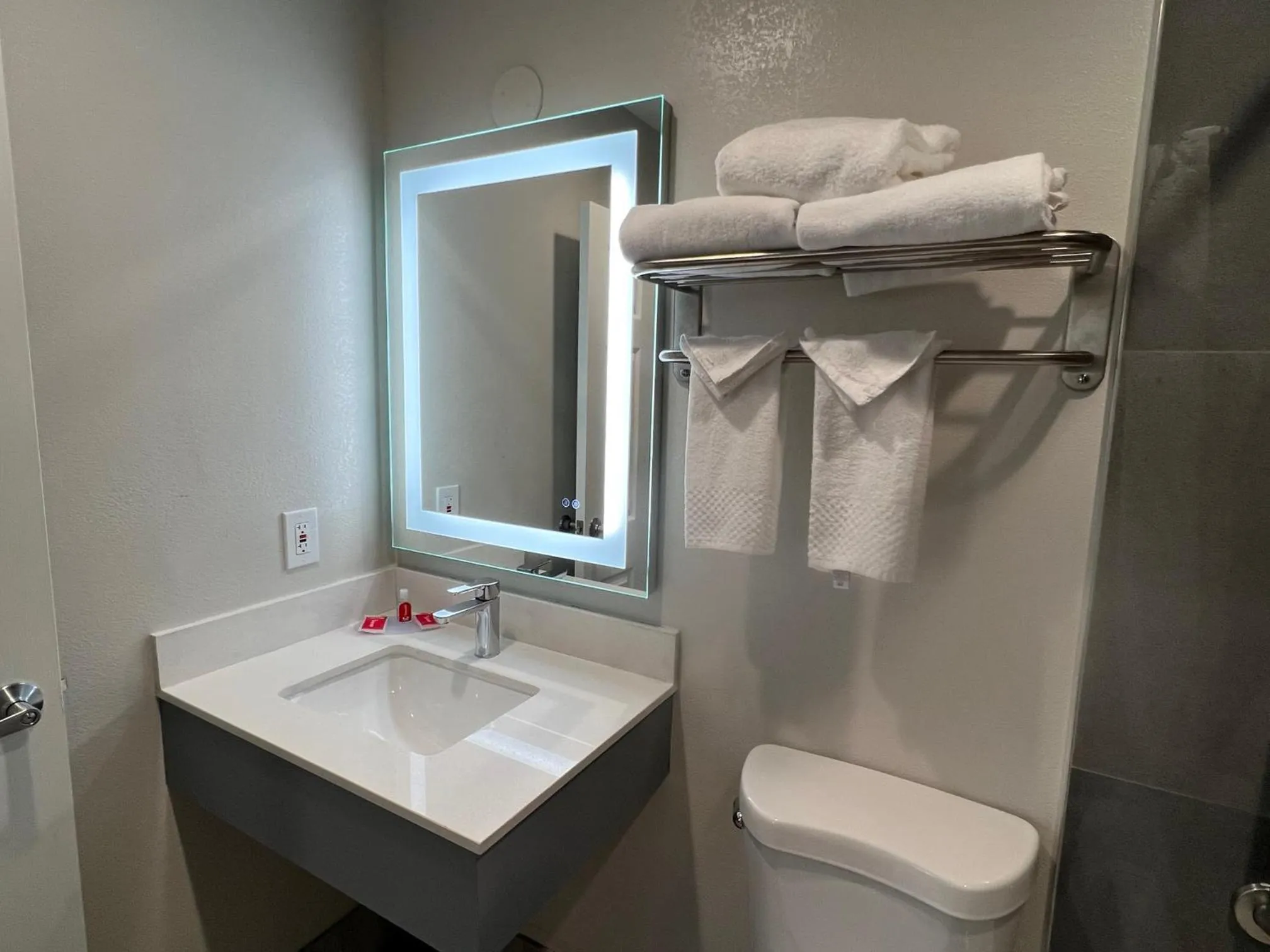 Bathroom in Quality Inn Tracy I-205